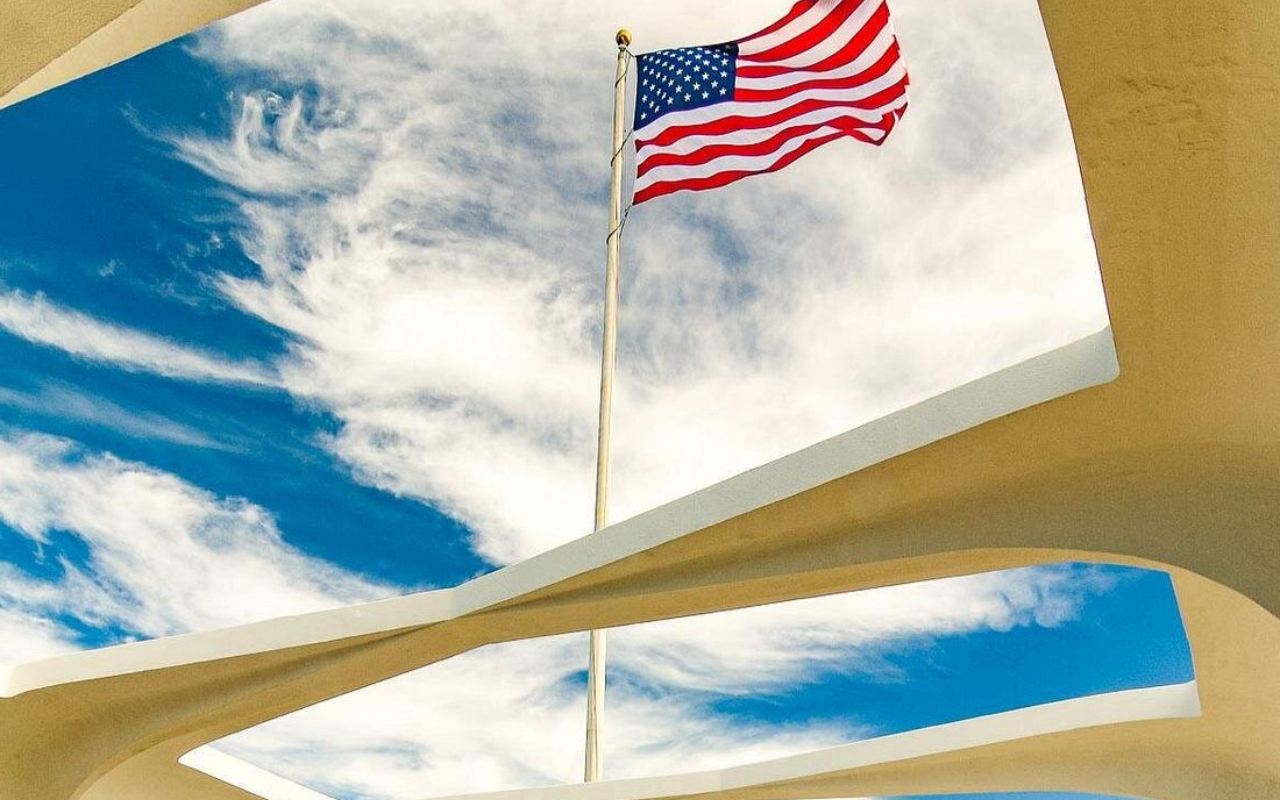 Experience sweeping ocean views and lush cliffs from the dramatic Nuʻuanu Pali Lookout