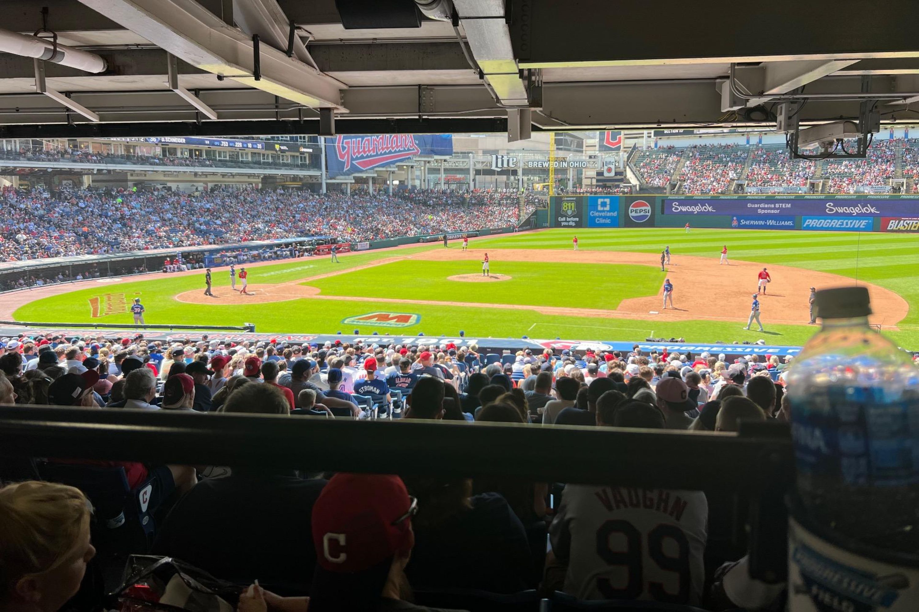 從舒適的中層座位，盡情享受球場全景和熱情洋溢的現場氣氛