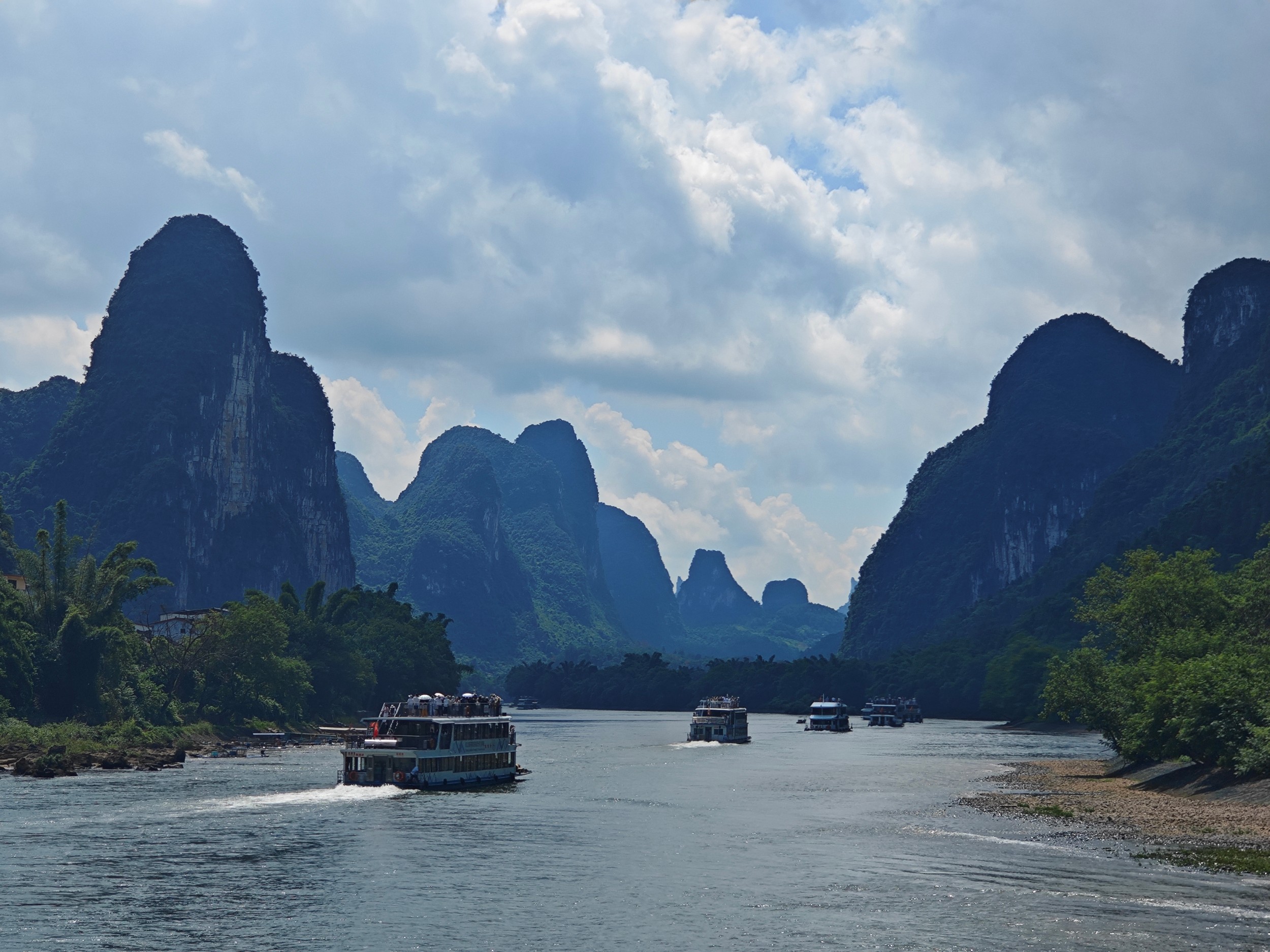 【浪石風光】兩岸的奇峰挺秀，水碧山青，茂林翠竹，村舍古韻，風景宜人，讓人流連忘返。