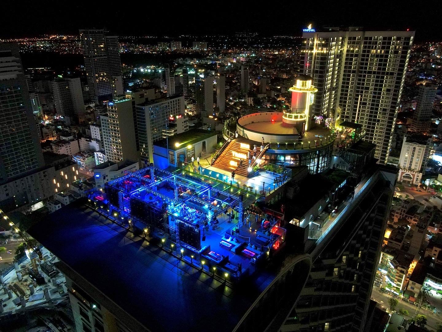 芽莊 Skylight 360 空中觀景台與頂樓海灘俱樂部