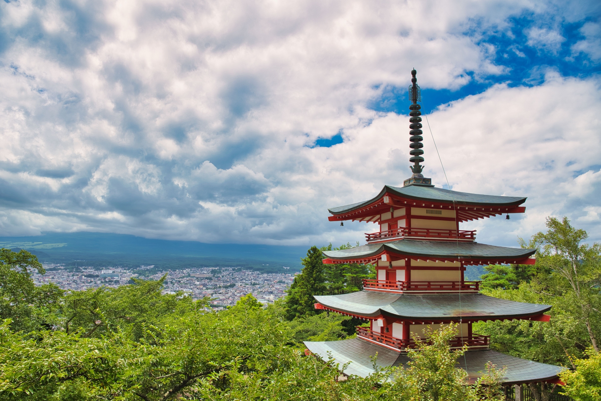 高級版富士山河口湖絕景一日遊！坐豪華巴士巡遊多個拍攝點，從不同角度欣賞令人震撼的富士山美景！包含神戶牛涮涮鍋（品川/新宿出發）