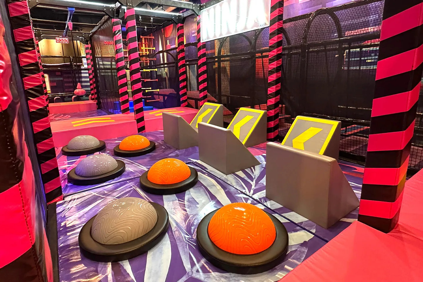 快來挑戰我們刺激的忍者障礙賽，考驗您的敏捷與速度！賽道設有高難度平衡墊和斜角跳台，等您來征服！