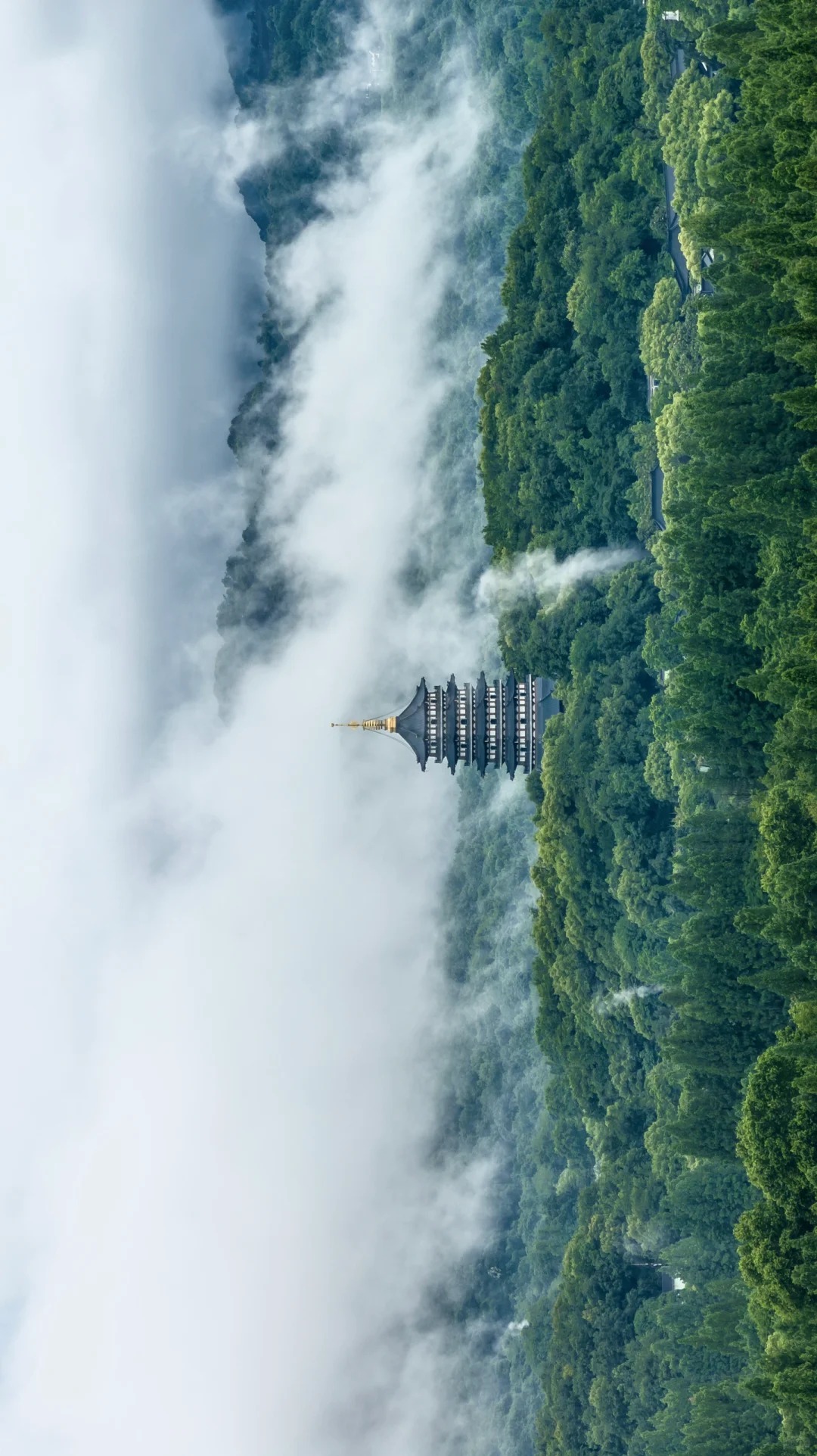 雷峰塔是杭州西湖十景之一,每當夕陽西下,塔影橫空,別有一番風情,故被稱為“雷峰夕照” 雷峰塔是杭州西湖十景之一,每當夕陽西下,塔影橫空,別有一番風情,故被稱為“雷峰夕照”