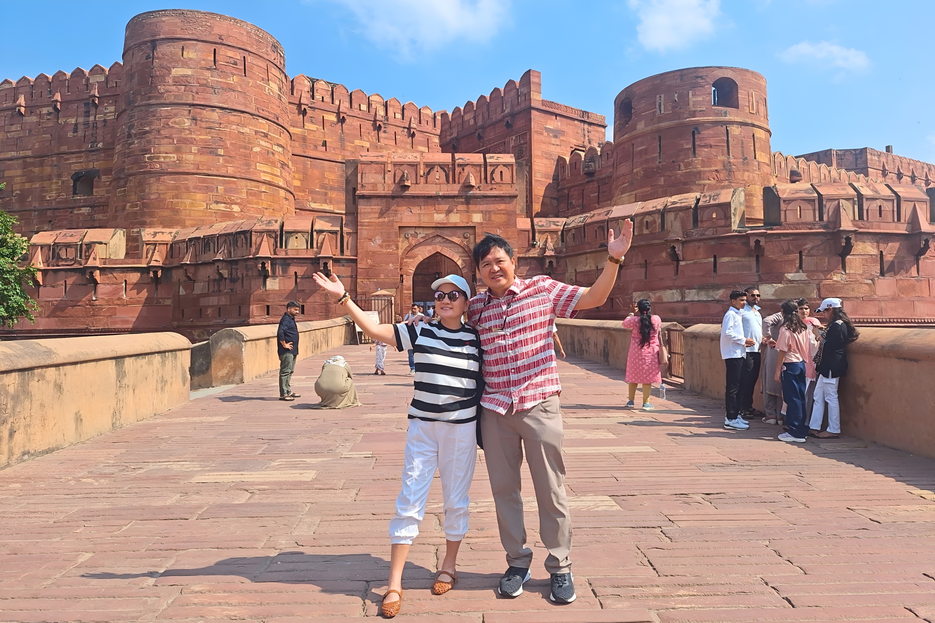 沉浸在蒙兀兒帝國的皇室生活之中，欣賞令人驚嘆的建築，以及紅色牆面上精美複雜的圖案。