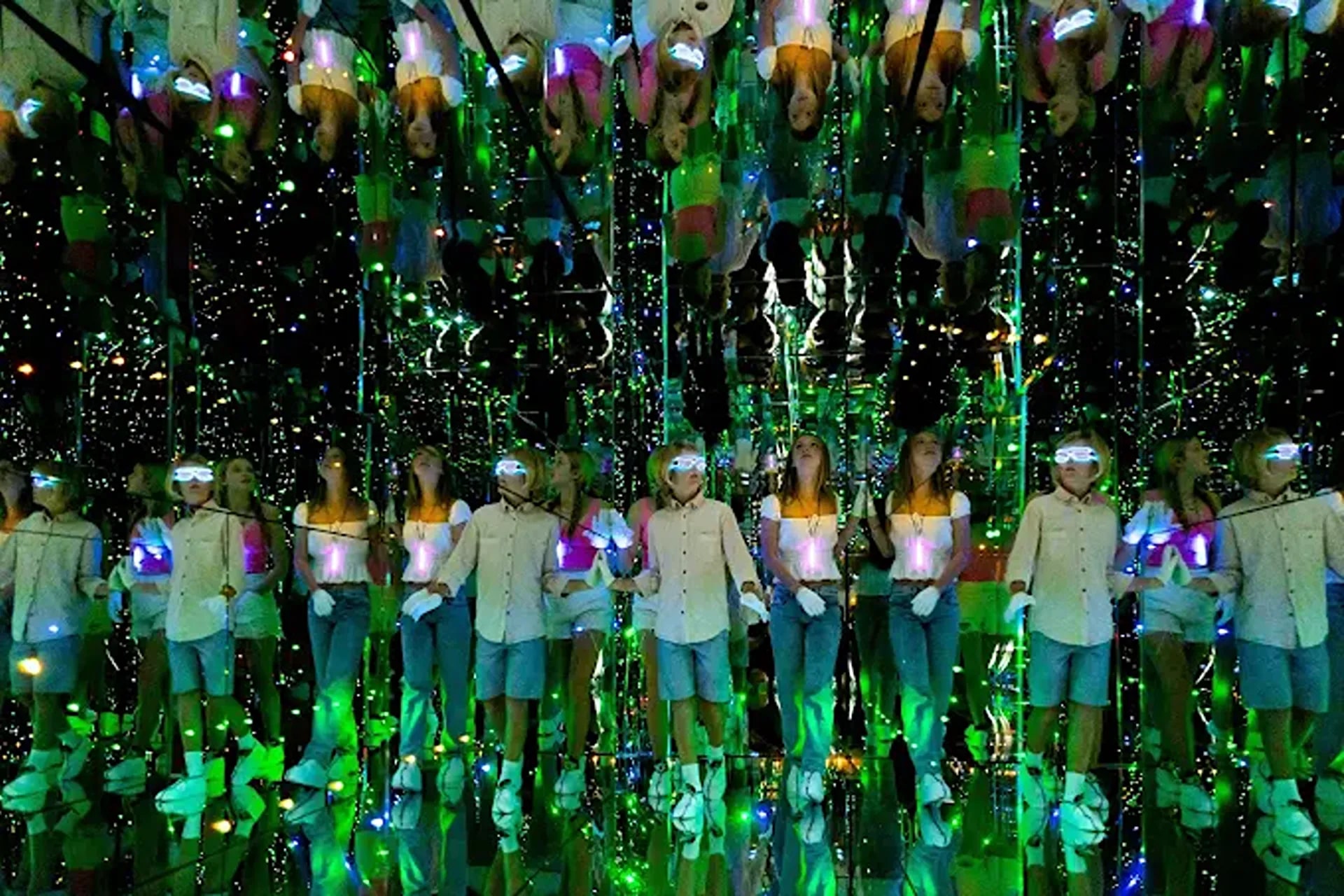 在Infinity Attraction中漫步於超現實的鏡面世界和充滿活力的光影隧道