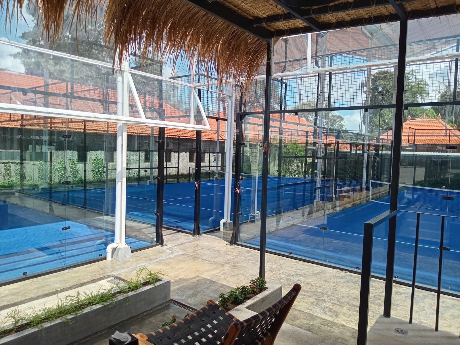 Smash your way through a fun vacation at Monkey Padel Bali Ubud, where state-of-the-art panoramic roofed courts meet the stunning tropical greenery and rice paddy views.