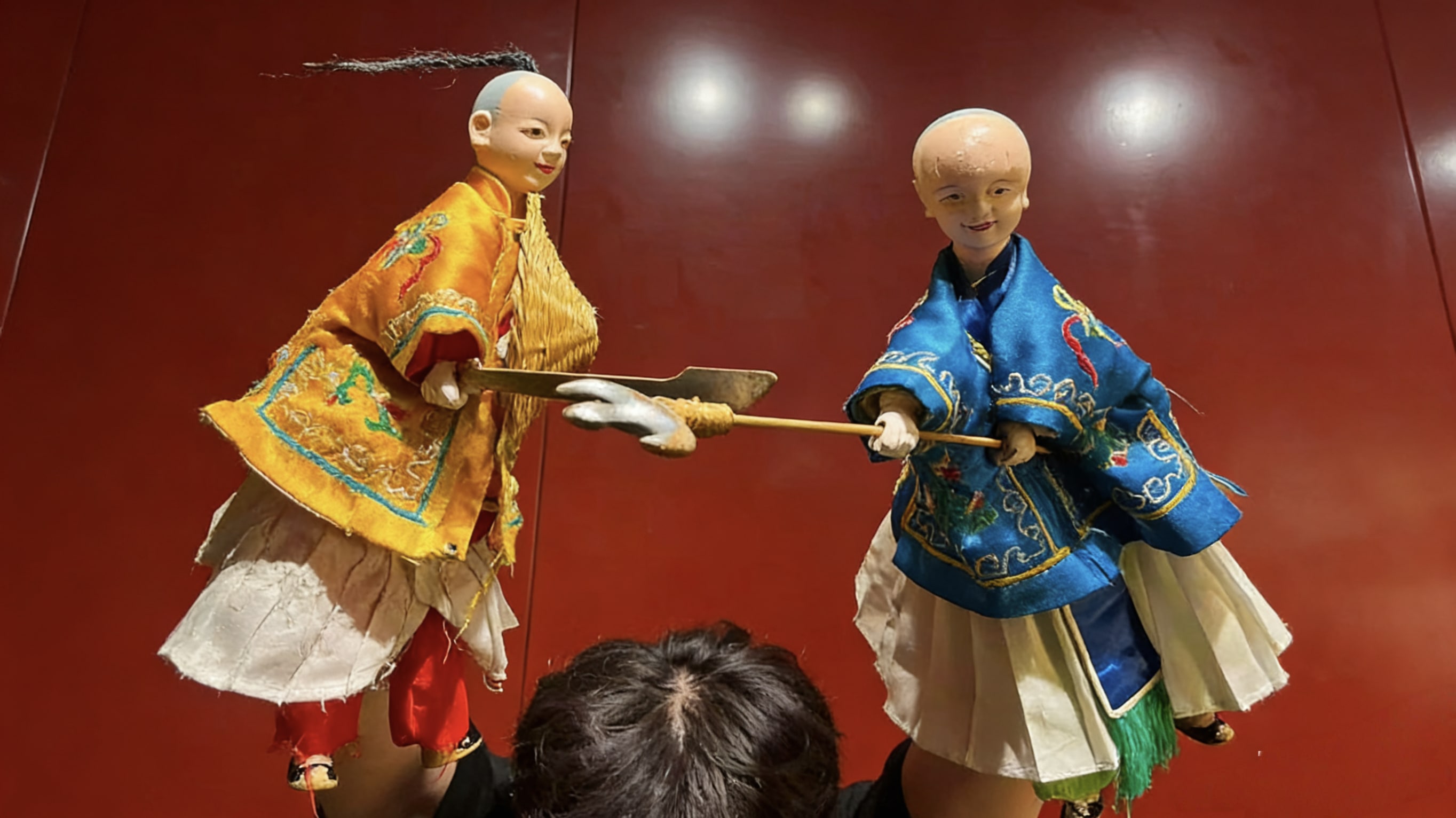 只露半寸黑髮，卻讓這方寸間的 “過招”，撞出了古戲裡的熱鬧菸火