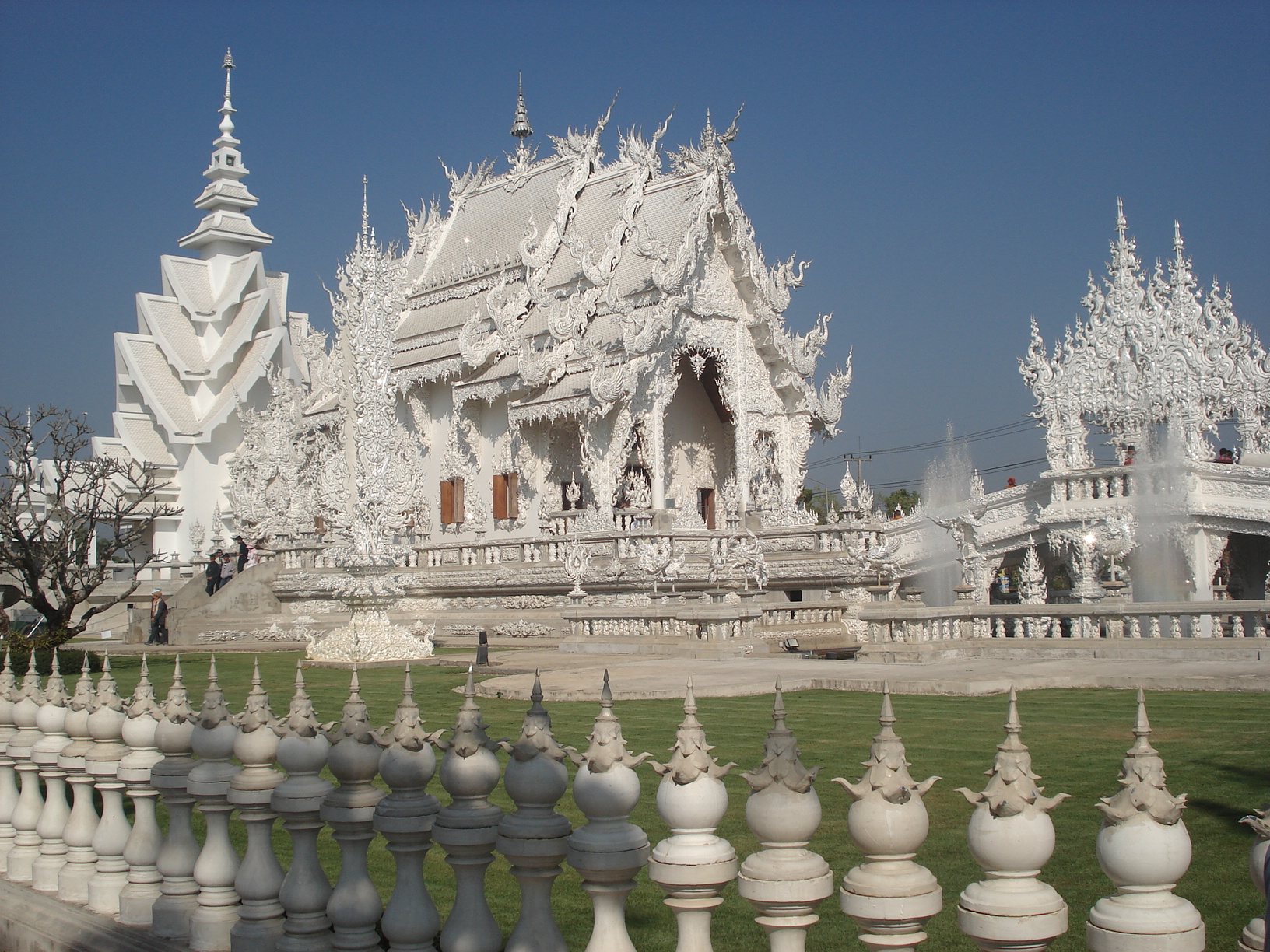 Join-in White Temple Blue Temple and Black House Tour From Chiangmai