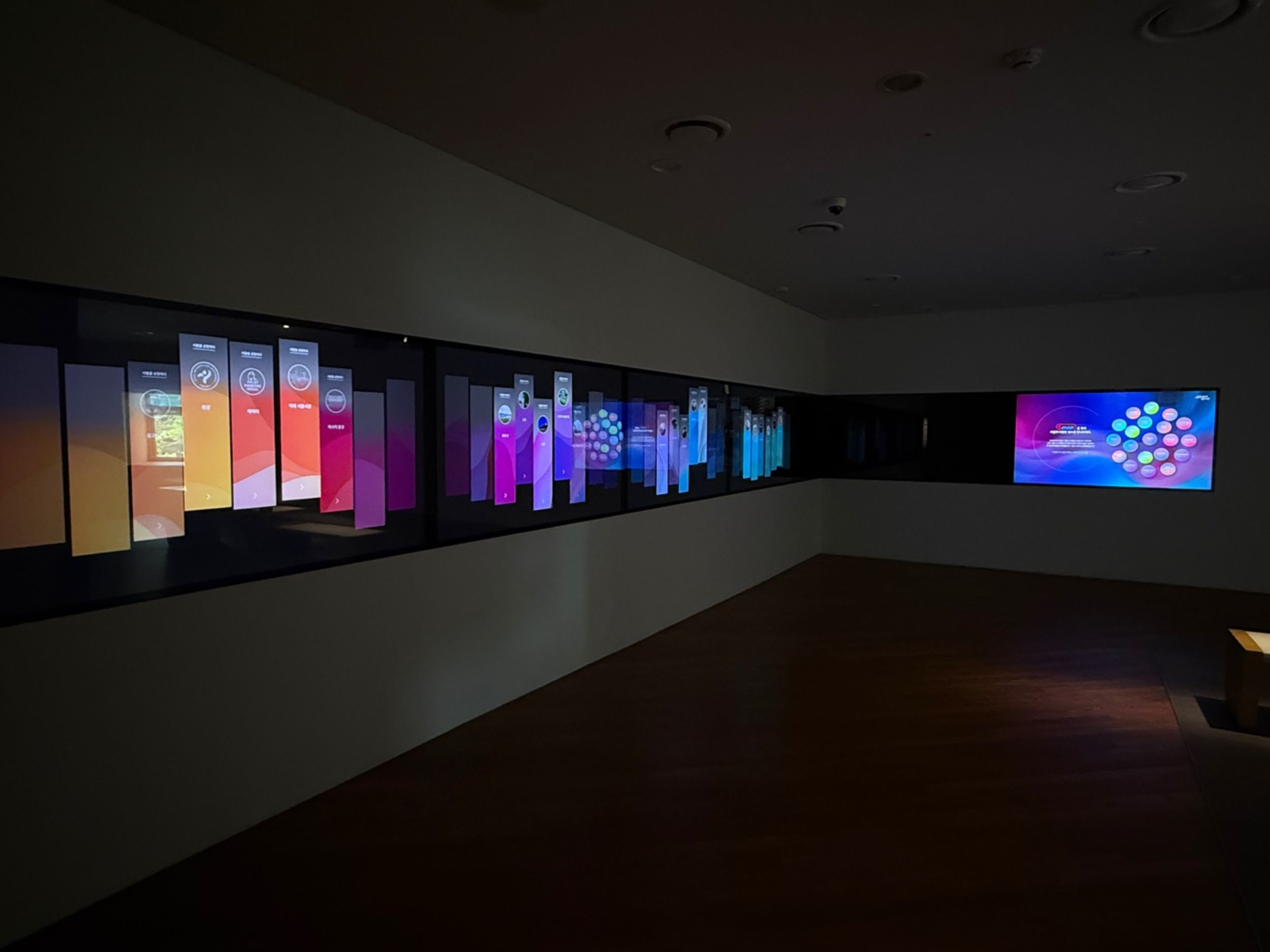 Seoul Archival Services (3F)
This exhibition space shares Seoul’s history and citizens’ memories through archival records of daily joys and sorrows, highlighting the value of archival culture.