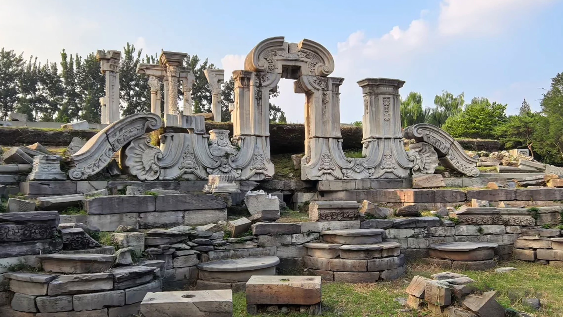 圓明園大水法遺蹟，見證百年曆史殘垣風貌。