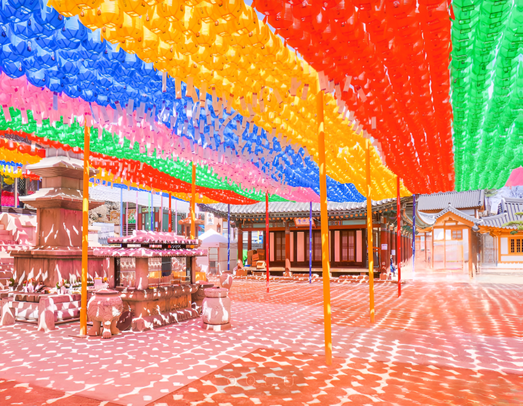 五彩繽紛的燈籠點綴夜空,體驗視覺之美,感受韓國佛教文化的精髓。 五彩繽紛的燈籠點綴夜空,體驗視覺之美,感受韓國佛教文化的精髓。