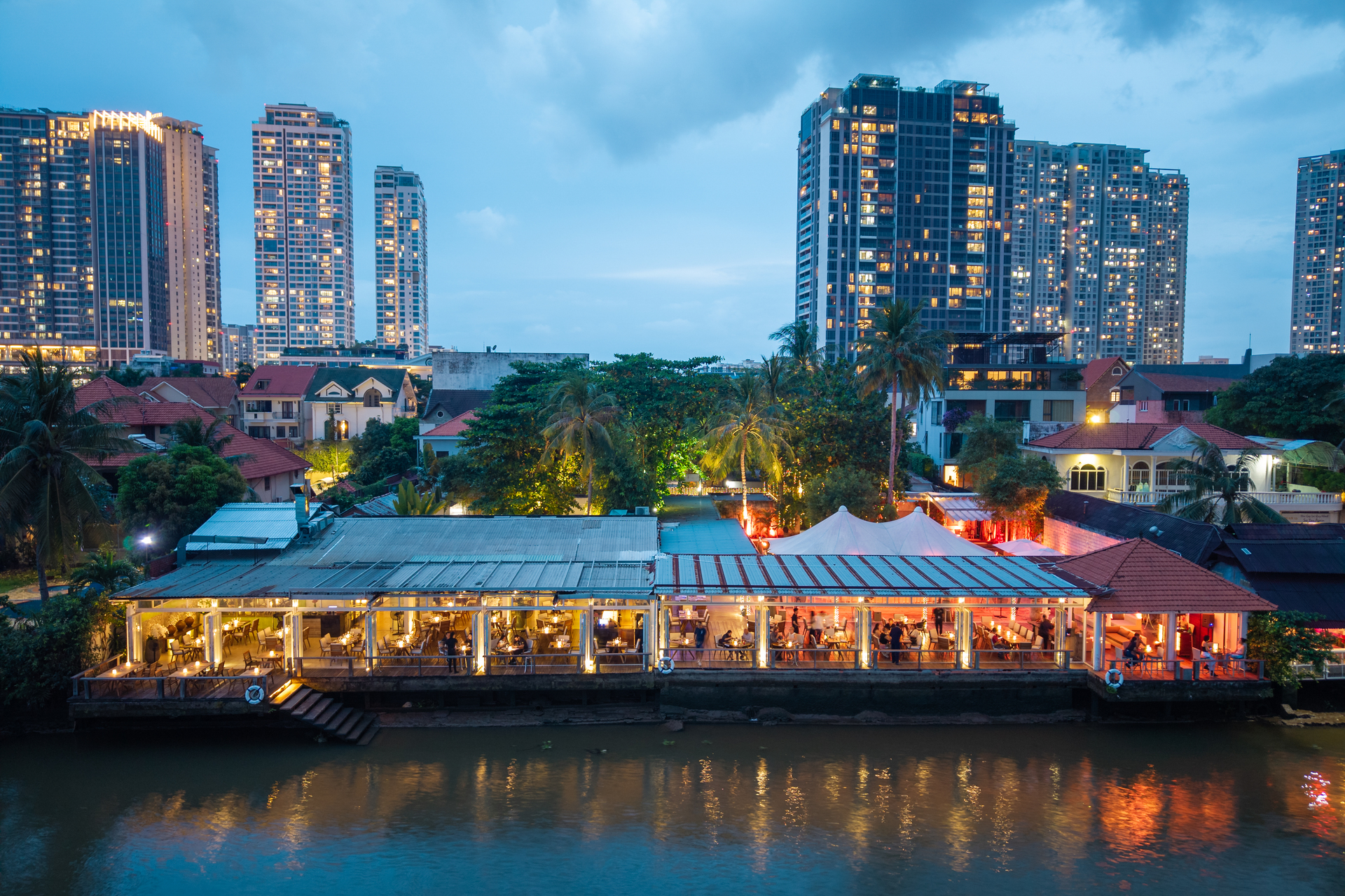 河畔餐廳 河畔餐廳