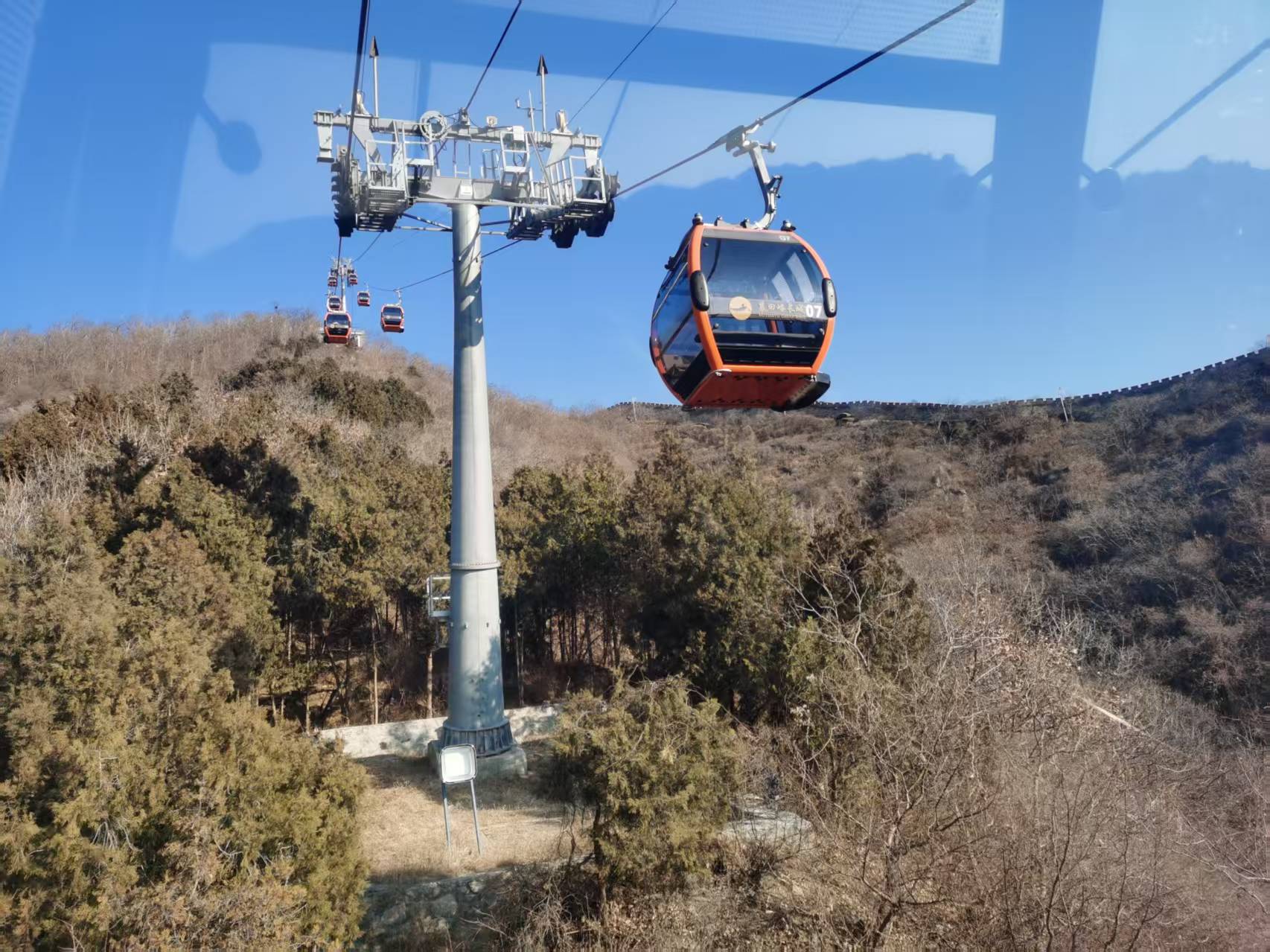 到達慕田峪長城後，您可以自由選擇乘坐纜車或者索道上山。登上長城後，您將跟隨導遊開啟探索之旅。一路上，不同的烽火臺各具特色，導遊會結合歷史典故，為您講述每一座烽火臺背後的故事，比如烽火臺如何傳遞軍情，在戰爭時期發揮了怎樣的關鍵作用。在遊覽過程中，導遊也會貼心地為您留出自由時間，讓您可以自行探索，或是拍照留念，沉浸在長城的雄偉與歷史的厚重之中。​
遊玩結束後，您既可以選擇乘坐纜車平穩下山，也可以體驗刺激的滑道，沿著蜿蜒的滑道快速滑行，在感受速度與激情的同時，欣賞沿途的風景，為此次長城之行增添別樣的樂趣。