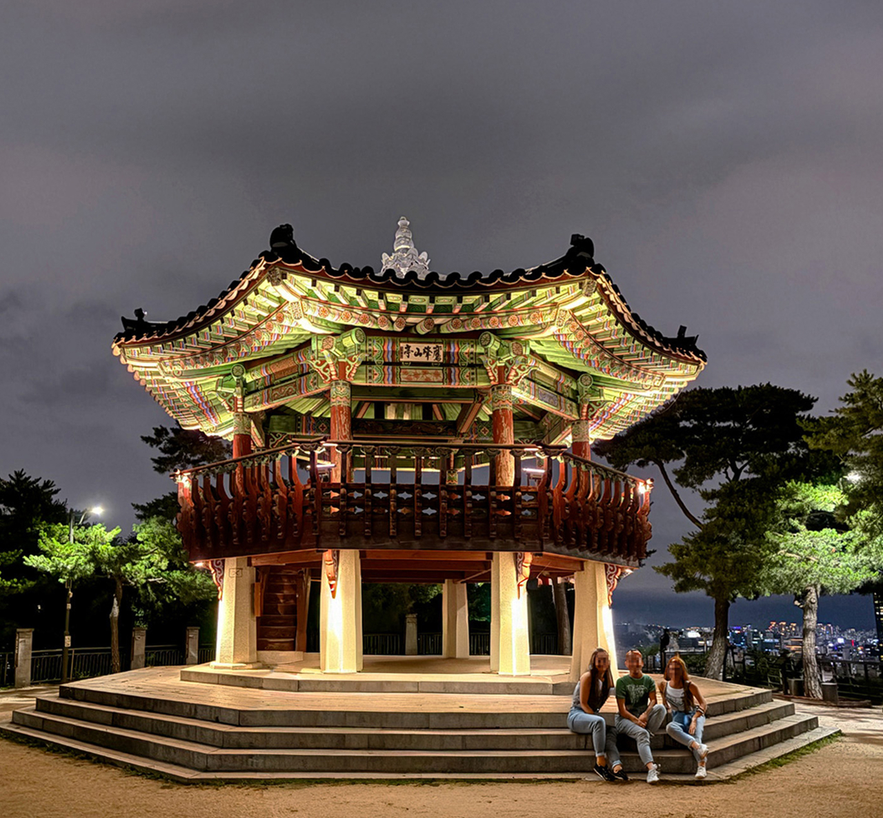 🌃 鷹峰山八角亭可欣賞首爾令人驚歎的夜景,城市燈光在您腳下閃爍。 🌃 鷹峰山八角亭可欣賞首爾令人驚歎的夜景,城市燈光在您腳下閃爍。