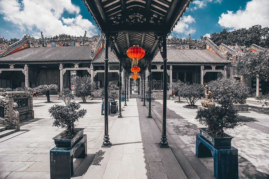 又稱陳氏書院,是集嶺南建築裝飾藝術大成的“七絕”工藝殿堂。以精美的木雕、石雕、灰塑聞名,有“嶺南建築藝術明珠”之美譽。 又稱陳氏書院,是集嶺南建築裝飾藝術大成的“七絕”工藝殿堂。以精美的木雕、石雕、灰塑聞名,有“嶺南建築藝術明珠”之美譽。