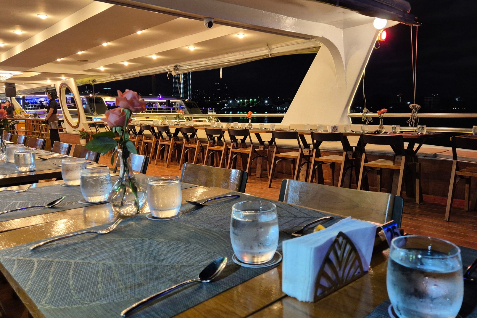 大多數座位都可欣賞河景,船上載客量有限,因此氛圍寬敞且不擁擠。 大多數座位都可欣賞河景,船上載客量有限,因此氛圍寬敞且不擁擠。