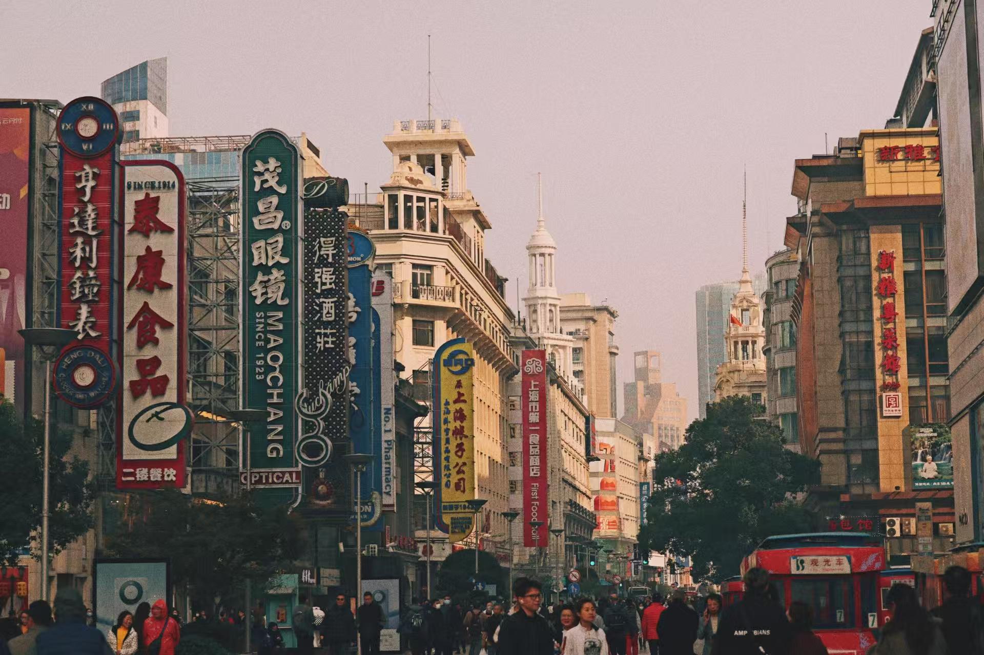 與對岸的現代摩天大樓交相輝映,是上海獨特城市景觀的代表,吸引著無數遊客前來觀賞 與對岸的現代摩天大樓交相輝映,是上海獨特城市景觀的代表,吸引著無數遊客前來觀賞