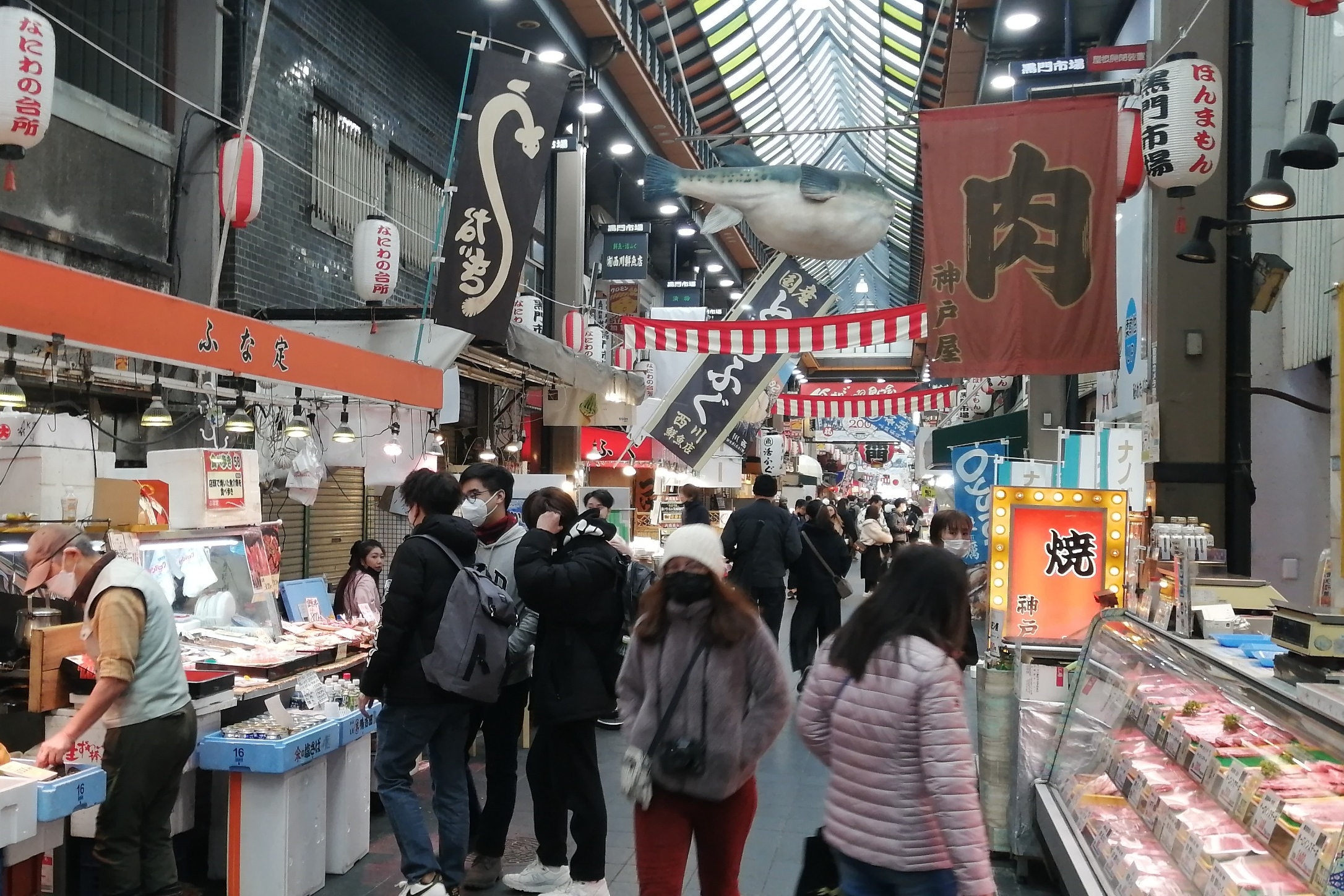 黑門市場提供新鮮海產、肉品及各式美食,絕對能滿足每位老饕的味蕾! 黑門市場提供新鮮海產、肉品及各式美食,絕對能滿足每位老饕的味蕾!