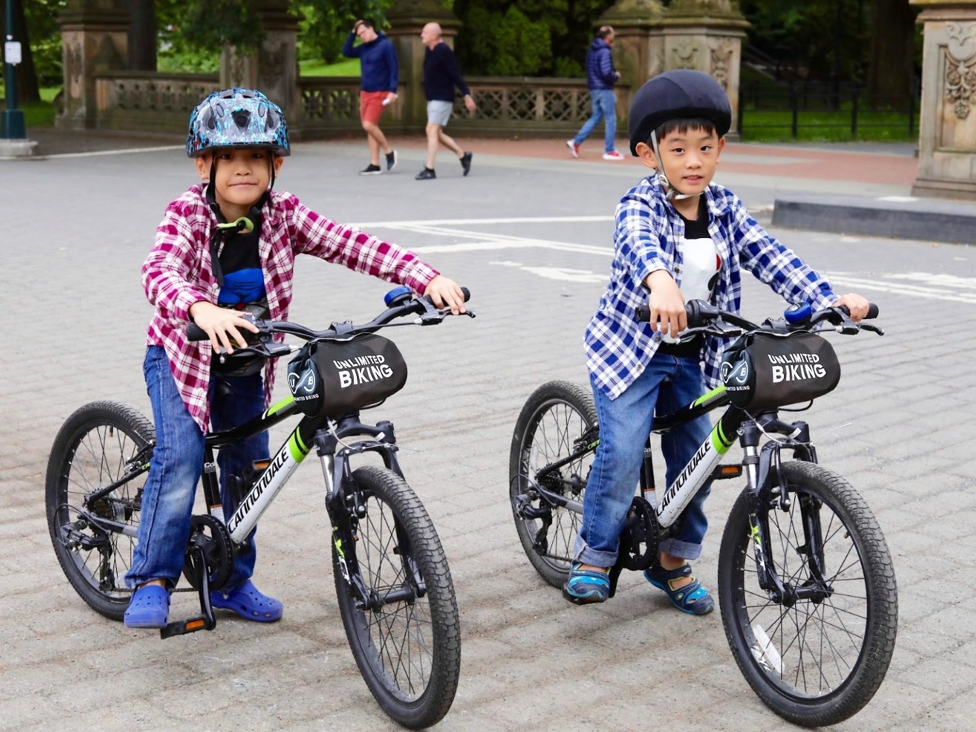 與兩位開心的孩童一同探索中央公園,他們正驕傲地在自行車旁擺姿勢合影。 與兩位開心的孩童一同探索中央公園,他們正驕傲地在自行車旁擺姿勢合影。