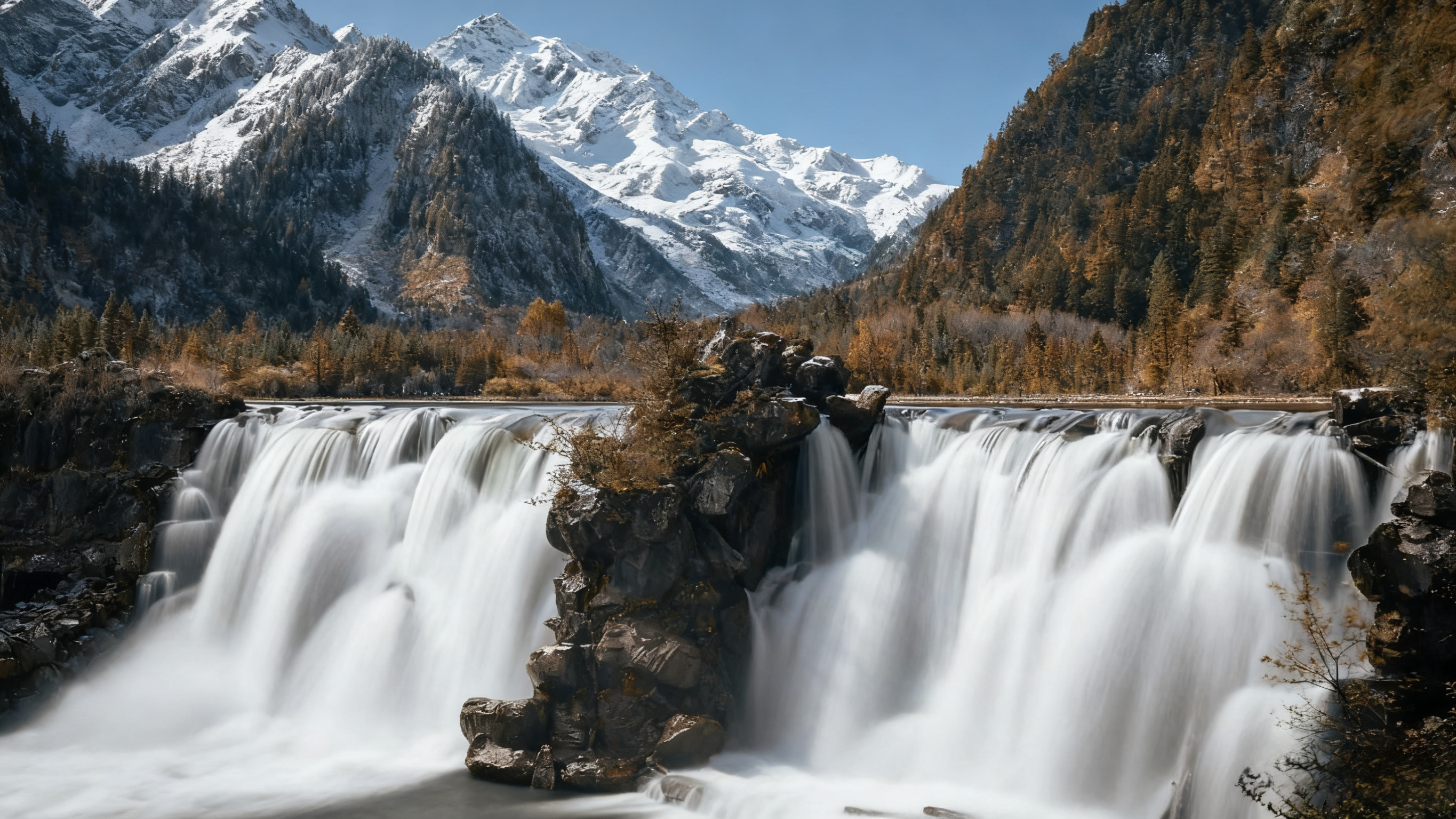 瀑布的奔湧打破了山谷的寧靜，雪山的靜默卻沉澱了歲月的厚重。畢棚溝的這幅畫面，把動與靜的美學，演繹得淋漓盡致