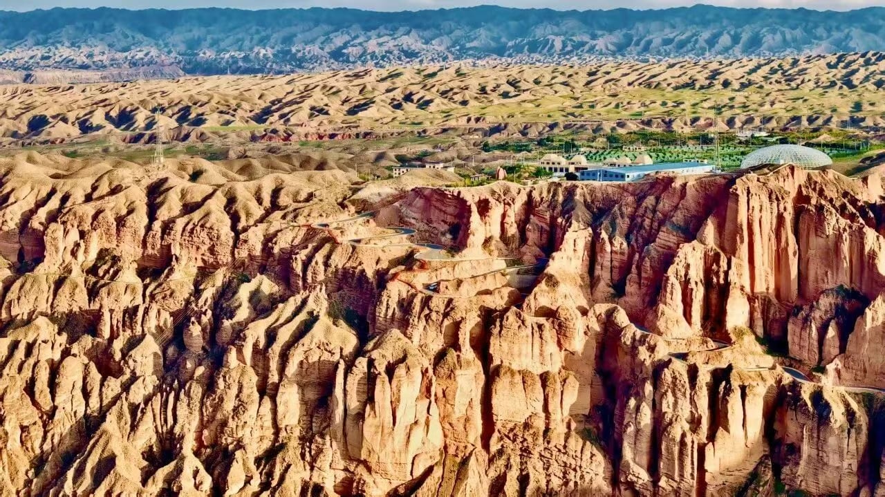 黃河石林是一道獨具魅力的自然奇觀,由砂礫岩經長期地殼運動、風蝕雨剝雕琢而成。其景觀以密集林立的石柱、石筍為主體,形態奇特,或如利劍刺空,或似神獸蟄伏,溝壑縱橫間盡顯大自然的粗獷與精妙。石林規模宏大,連綿起伏,與黃河曲流相映成趣,形成山水相依的壯美畫卷。這裡還保留著傳統人文印記,驢的騎行等體驗與原始地貌相得益彰,加之作為多部影視作品的取景地,更添神秘色彩與文化厚度。 黃河石林是一道獨具魅力的自然奇觀,由砂礫岩經長期地殼運動、風蝕雨剝雕琢而成。其景觀以密集林立的石柱、石筍為主體,形態奇特,或如利劍刺空,或似神獸蟄伏,溝壑縱橫間盡顯大自然的粗獷與精妙。石林規模宏大,連綿起伏,與黃河曲流相映成趣,形成山水相依的壯美畫卷。這裡還保留著傳統人文印記,驢的騎行等體驗與原始地貌相得益彰,加之作為多部影視作品的取景地,更添神秘色彩與文化厚度。