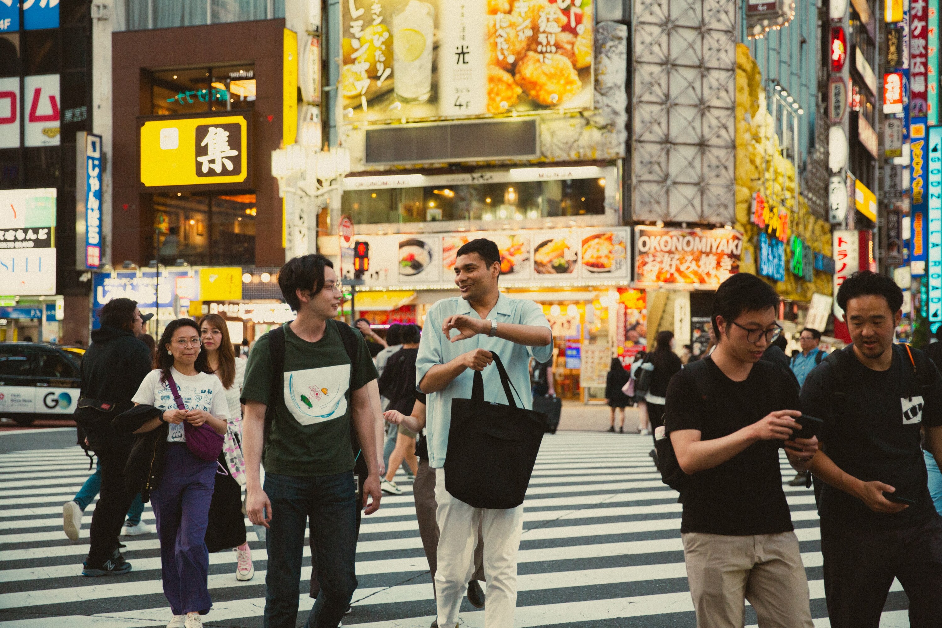 想探索霓虹閃爍的街道,還是靜謐的巷弄?告訴導遊你喜歡的氛圍,他們將為你打造最完美的行程。 想探索霓虹閃爍的街道,還是靜謐的巷弄?告訴導遊你喜歡的氛圍,他們將為你打造最完美的行程。