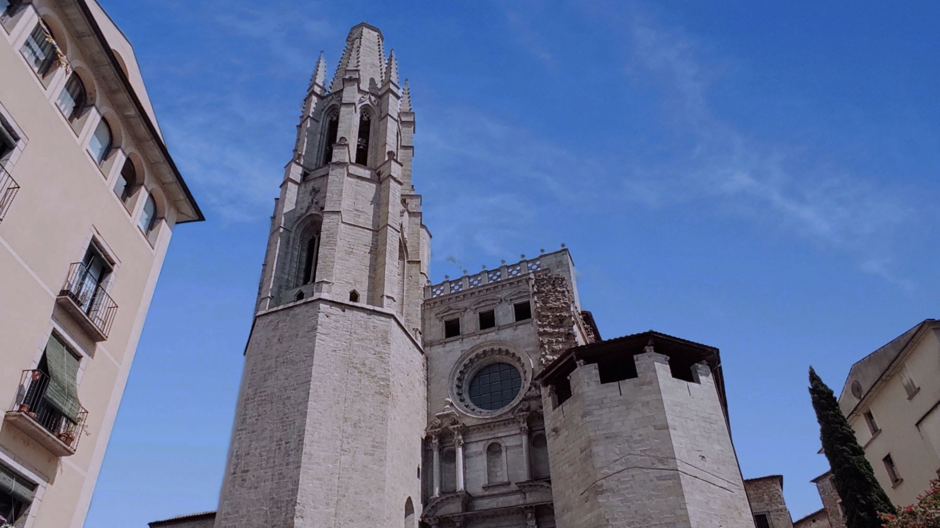 登上標誌性的90級臺階，前往赫羅納大教堂，它是這座城市的標誌性象徵