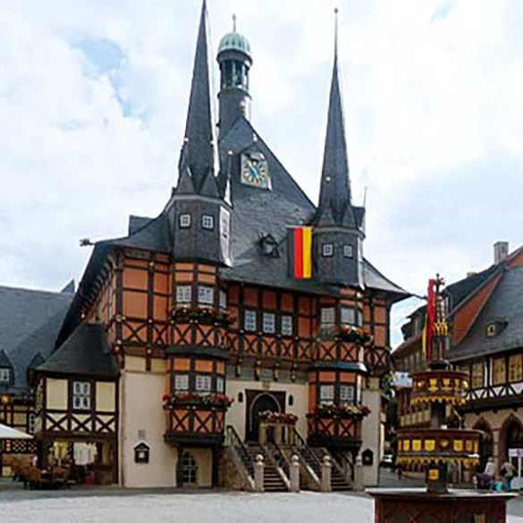 韋尼格羅德 (Wernigerode) 座落於戈斯拉爾和奎德林堡之間,這座色彩繽紛的城鎮素有「哈茨珍珠」的美譽,這歸功於其令人印象深刻的市中心,以及山頂上迷人的城堡,而這座城堡最初是一座中世紀的堡壘。 韋尼格羅德 (Wernigerode) 座落於戈斯拉爾和奎德林堡之間,這座色彩繽紛的城鎮素有「哈茨珍珠」的美譽,這歸功於其令人印象深刻的市中心,以及山頂上迷人的城堡,而這座城堡最初是一座中世紀的堡壘。