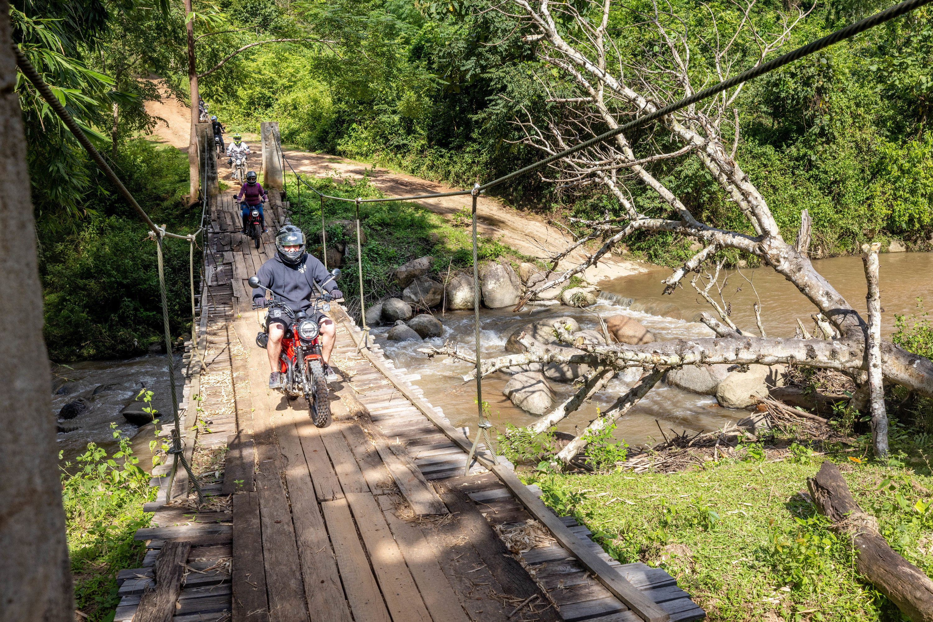 Chiang Mayda 2 kunlik kichik guruh Chiang Dao va Taeng daryosi bo'ylab sayohati