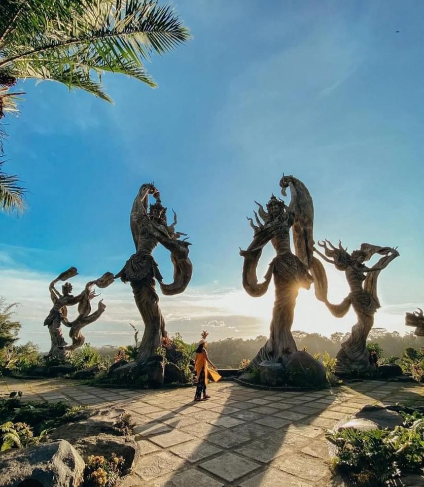 參觀一個被提名為“印度尼西亞仙境”的美麗地方,名為Taman Dedari。這裡還有一個非常漂亮的餐廳,您可以在那裡享用晚餐 參觀一個被提名為“印度尼西亞仙境”的美麗地方,名為Taman Dedari。這裡還有一個非常漂亮的餐廳,您可以在那裡享用晚餐