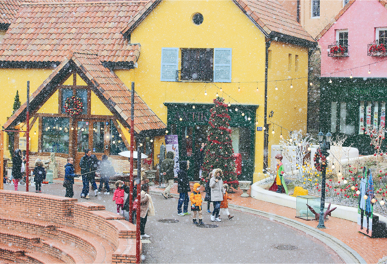 您可以在色彩繽紛的阿爾卑斯風格房屋中漫步,享受如童話般的氛圍。🏰 您可以在色彩繽紛的阿爾卑斯風格房屋中漫步,享受如童話般的氛圍。🏰