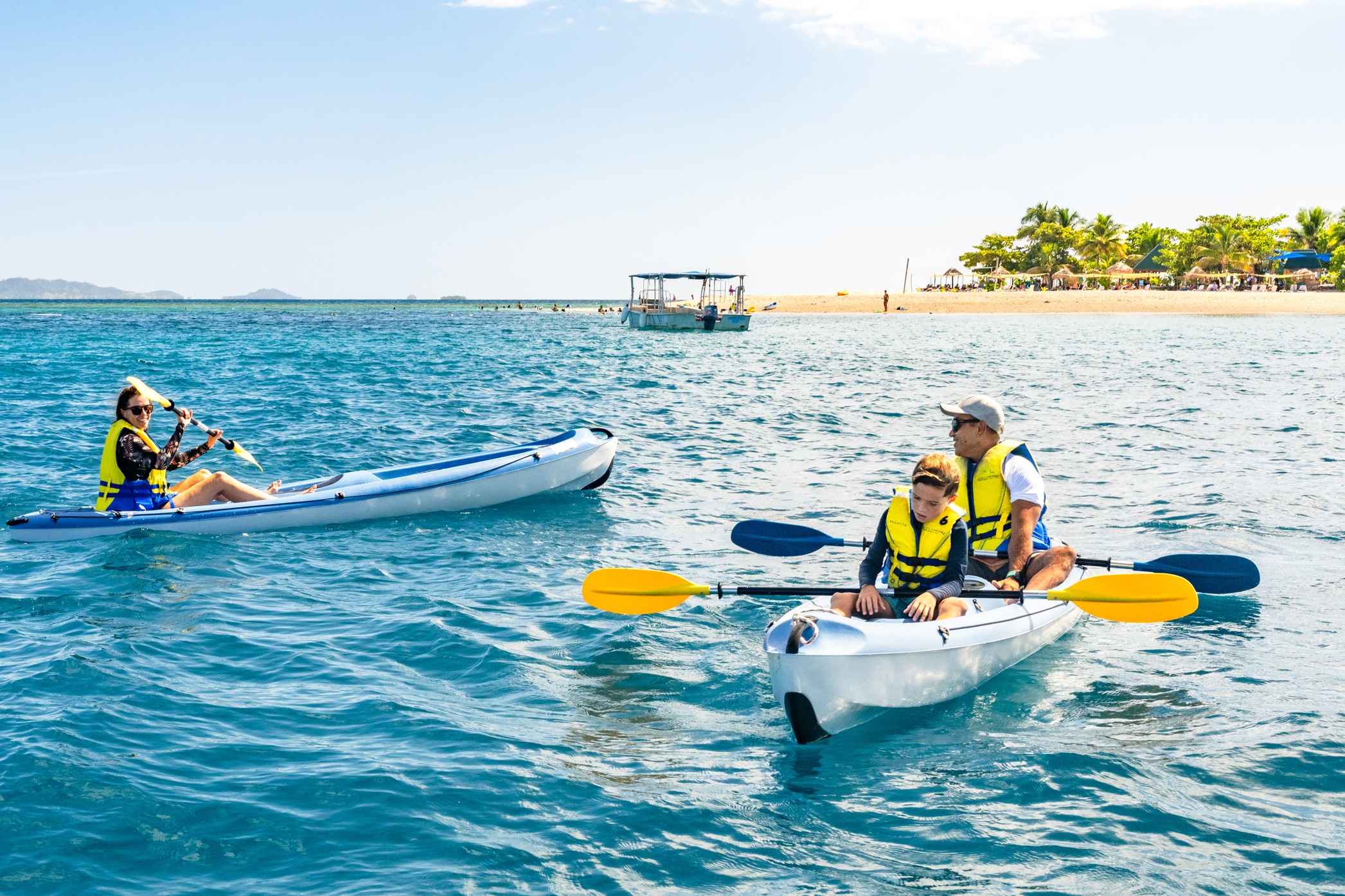 在斐濟迷人的南洋島與朋友一起享受皮划艇和其他水上活動 在斐濟迷人的南洋島與朋友一起享受皮划艇和其他水上活動