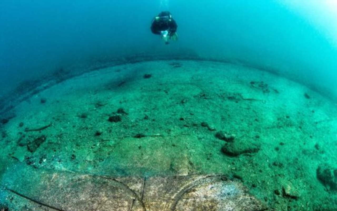 Experiencing the enigma of this vast underwater formation