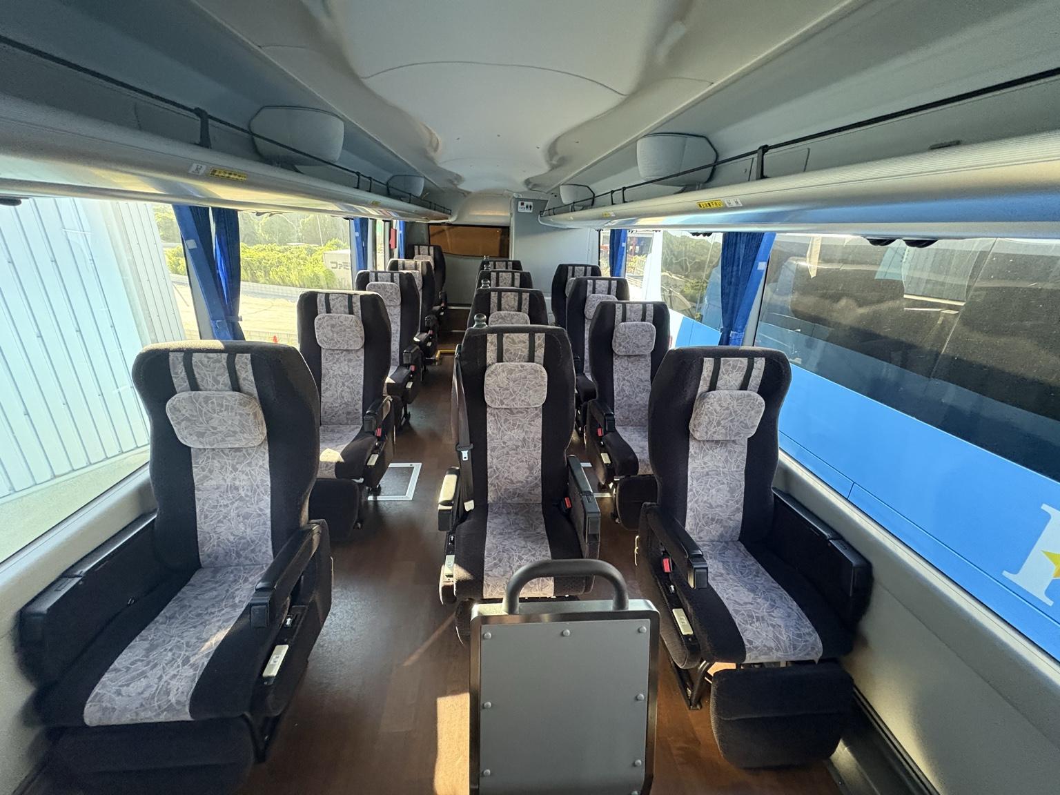 前排座椅採用1+1+1座位配置 完全獨立座位
設有高背座椅＋頭枕＋腳踏板