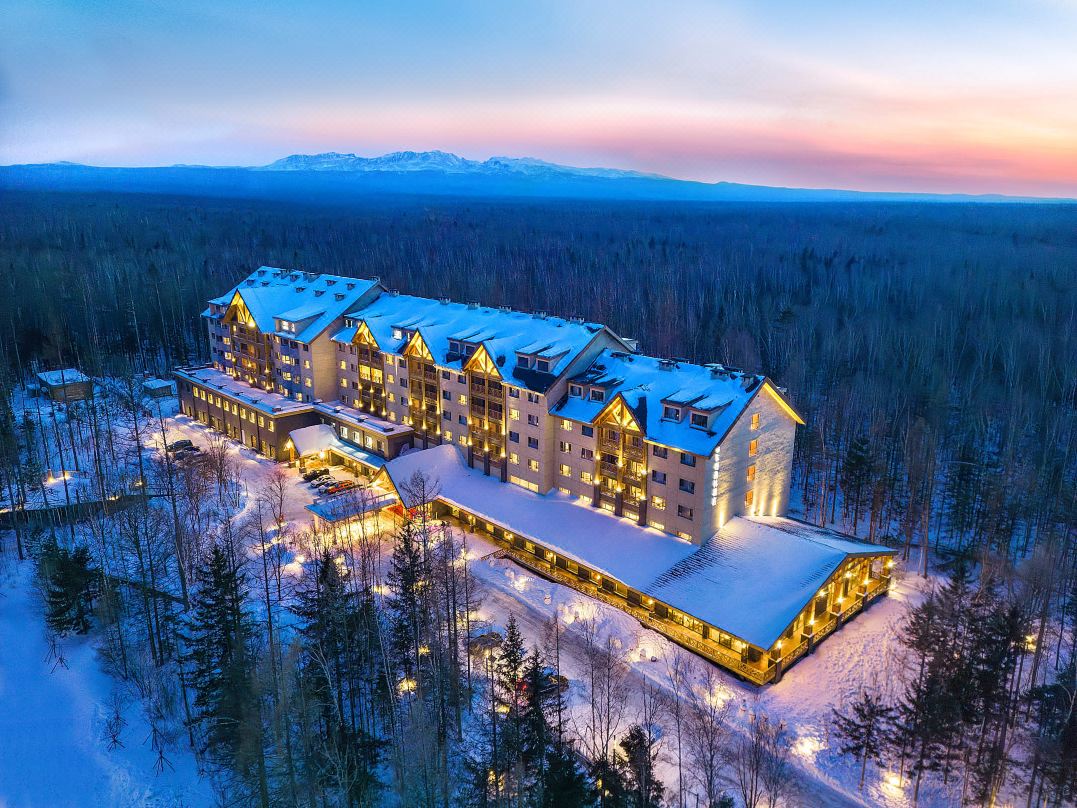 DoubleTree by Hilton Changbaishan North Slope Stay Package (High-Speed Rail Station Transfer + Breakfast + Hot Spring Experience + VIP Access to North Scenic Area Tianchi Transfer Center)