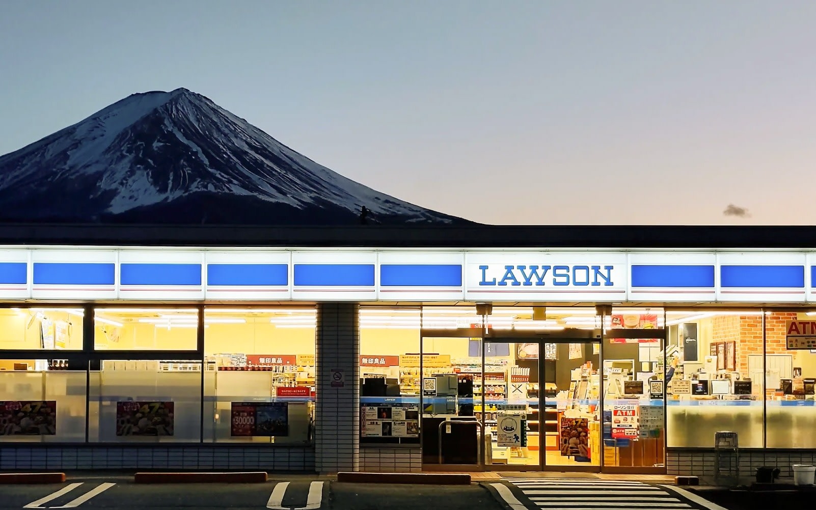 [Six Popular Spots] Mount Fuji Day Trip | Lake Yamanaka Swan Feeding, Oshino Hakkai, Lake Kawaguchi, Arakurayama Sengen Park (Departure from Tokyo/Shinjuku) with Snack Included