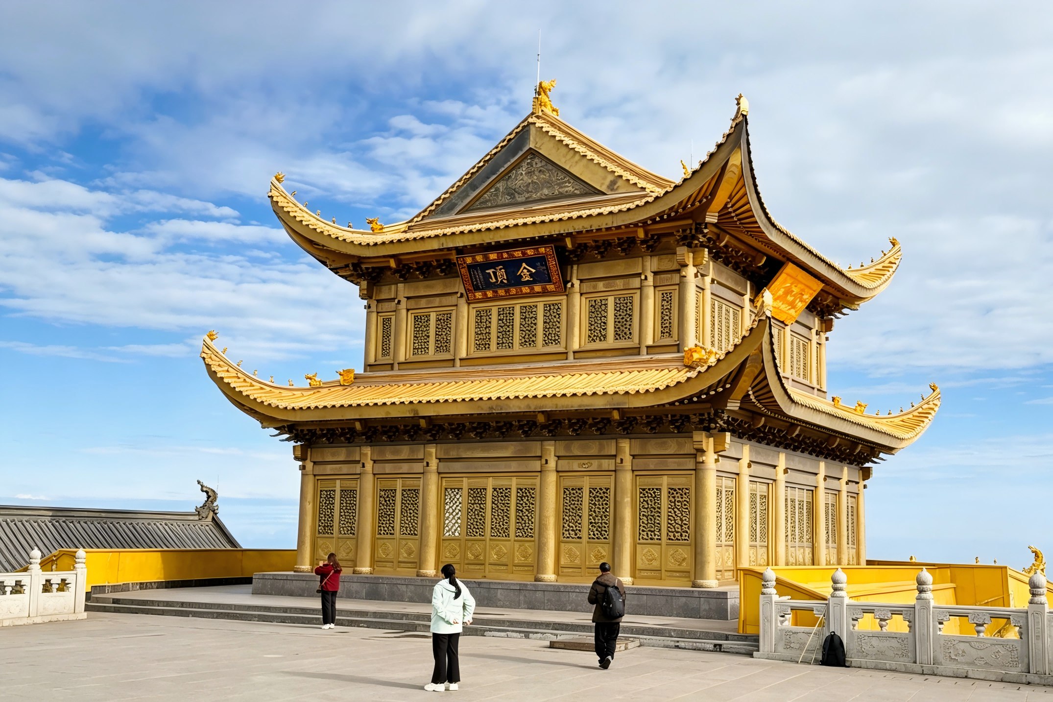 下午兩點到達峨眉山金頂景區後，乘車登山遊覽。登金頂，望雲海，峨眉山玩法眾多。晴天可以看雲海，冬天就是白雪皚皚，好似仙境。金頂之上，佛光普照，雲海翻騰，如夢似幻。普賢菩薩的銅像莊嚴神聖，引得無數信徒頂禮膜拜，心靈得到了前所未有的淨化與昇華。此時此刻，所有的煩惱似乎都隨著輕風飄散，只餘下內心的寧靜與祥和。