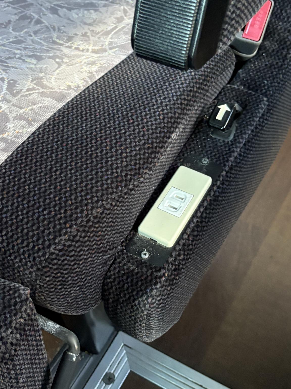 座位會比一般的旅遊巴 更闊 更大 座椅更舒適
每個座位均設有充電頭