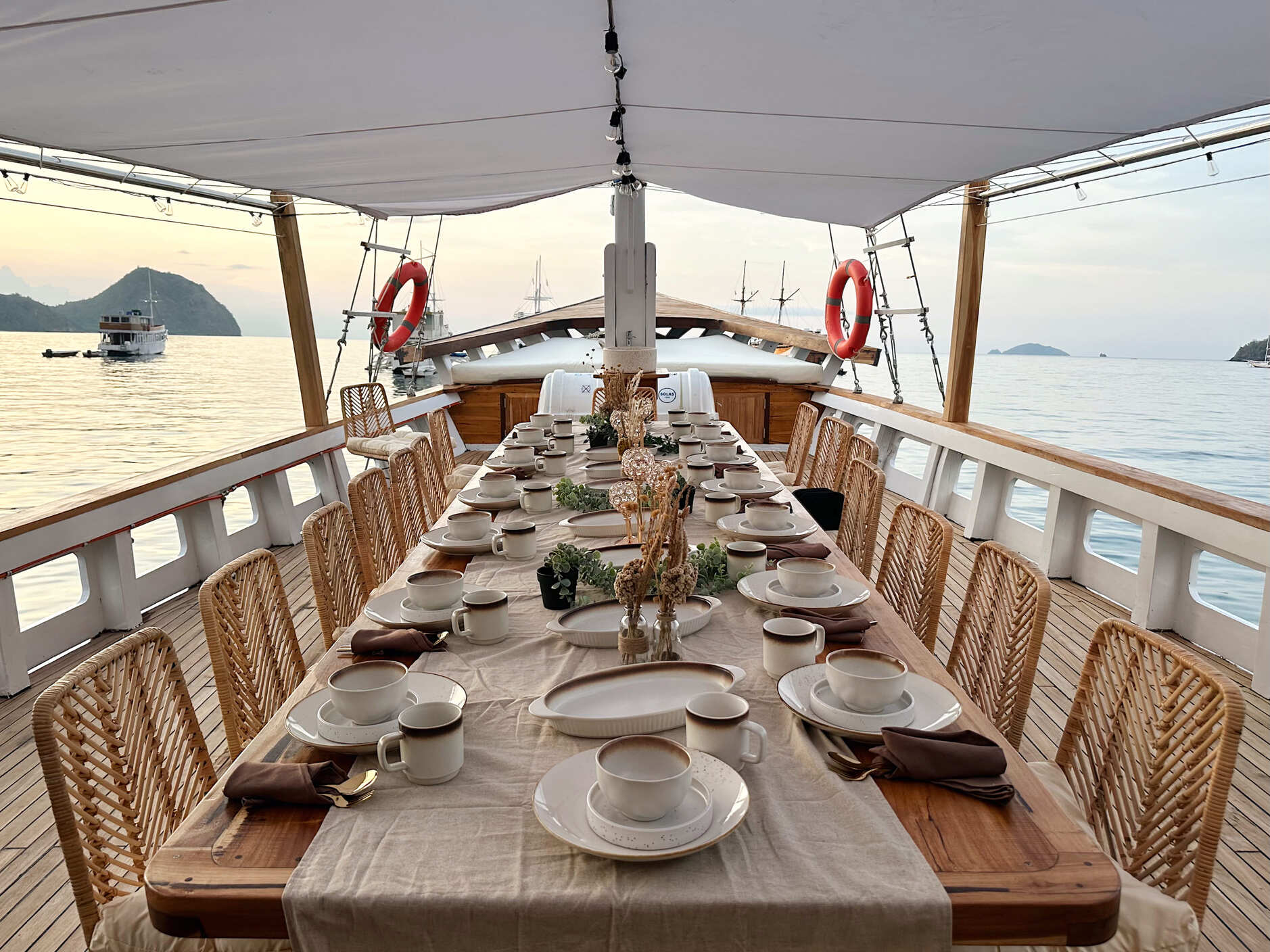 BOAT 2 Dining Area BOAT 2 Dining Area