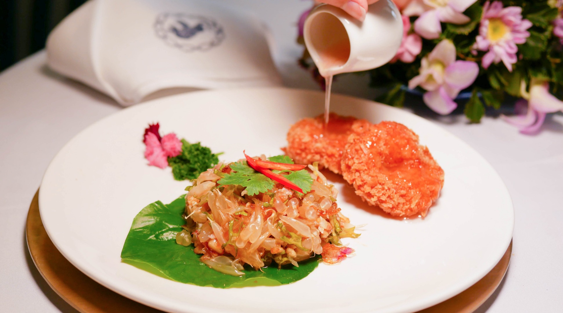 品嚐羅望子鵝肝的鮮明酸味，搭配粉紅葡萄柚沙拉，交織出令人驚豔的美味融合
