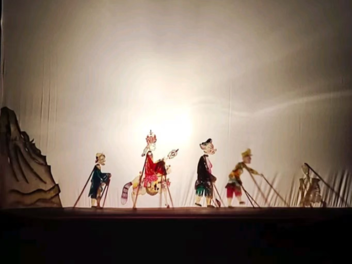 皮影戲更具巧思,老藝人巧手操控影人,在燈光下演繹經典故事,動作鮮活靈動,比動畫更勾人目光 皮影戲更具巧思,老藝人巧手操控影人,在燈光下演繹經典故事,動作鮮活靈動,比動畫更勾人目光