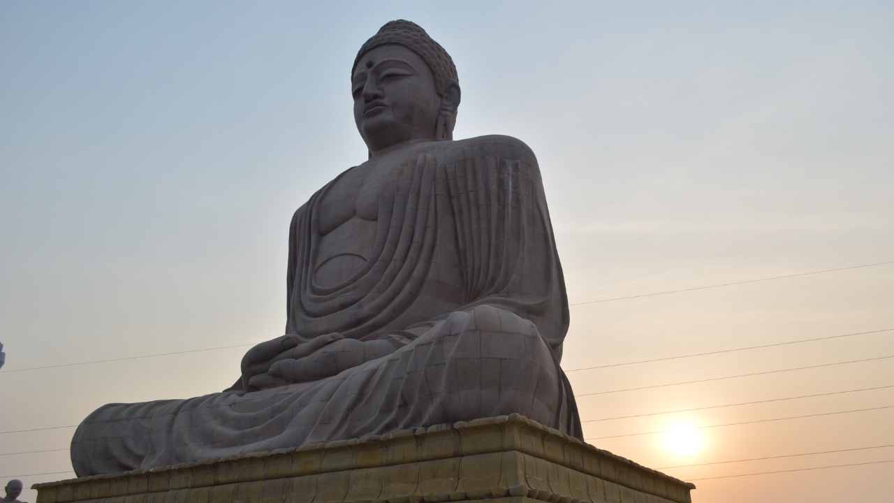 From Varanasi: Bodhgaya 2-Day Tour with Accommodation