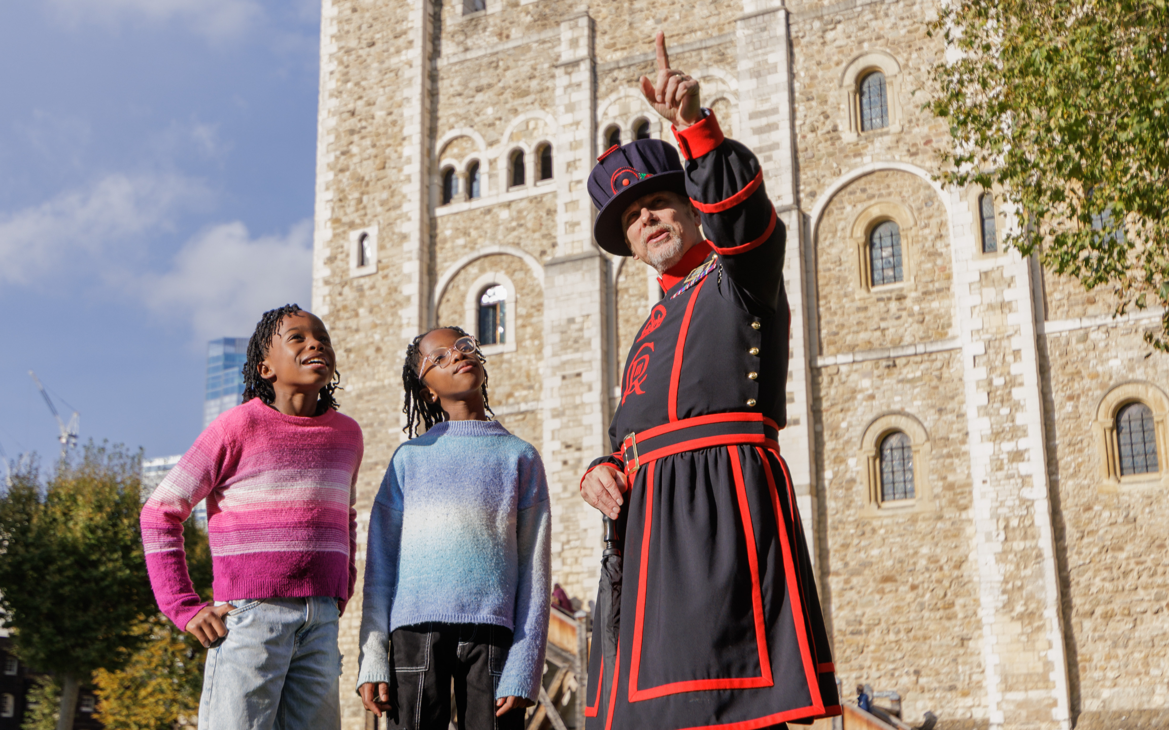 在這次私人遊覽中，與一名倫敦塔衛士互動，探索倫敦塔的秘密