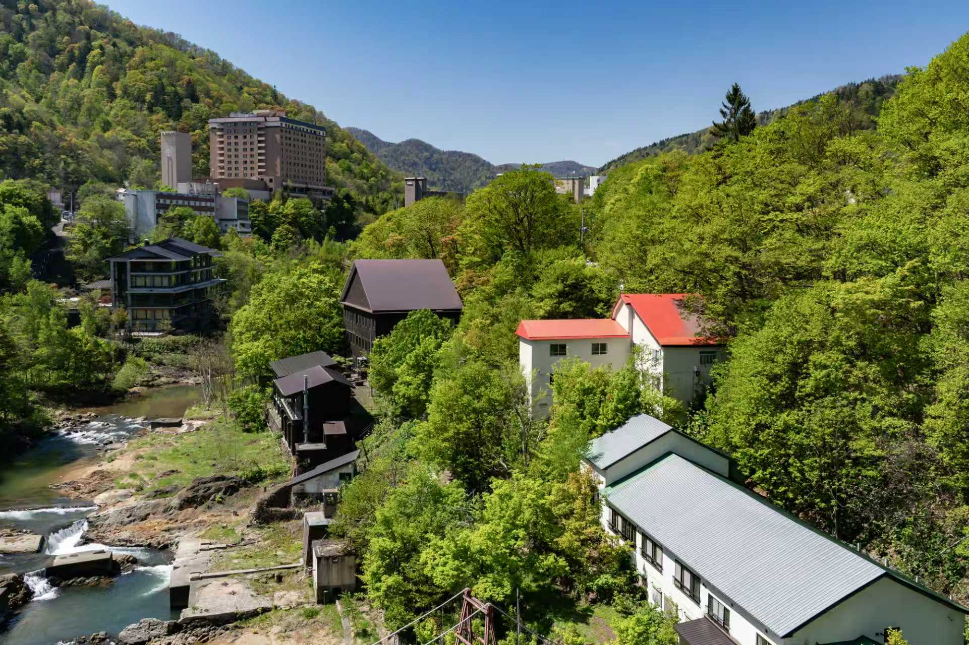 定山溪溫泉：札幌的靜謐後花園，定山溪溫泉隱藏在札幌郊外幽靜的山谷之中，這片遠離喧囂的靜謐之地，素有「札幌後花園」的美譽。這裡不僅擁有極其豐富的天然溫泉資源，更因四季分明、風景各異而深受遊客喜愛。無論是春櫻、夏綠、秋楓還是冬雪，都能在泡湯的同時，領略大自然交織出的動人篇章。