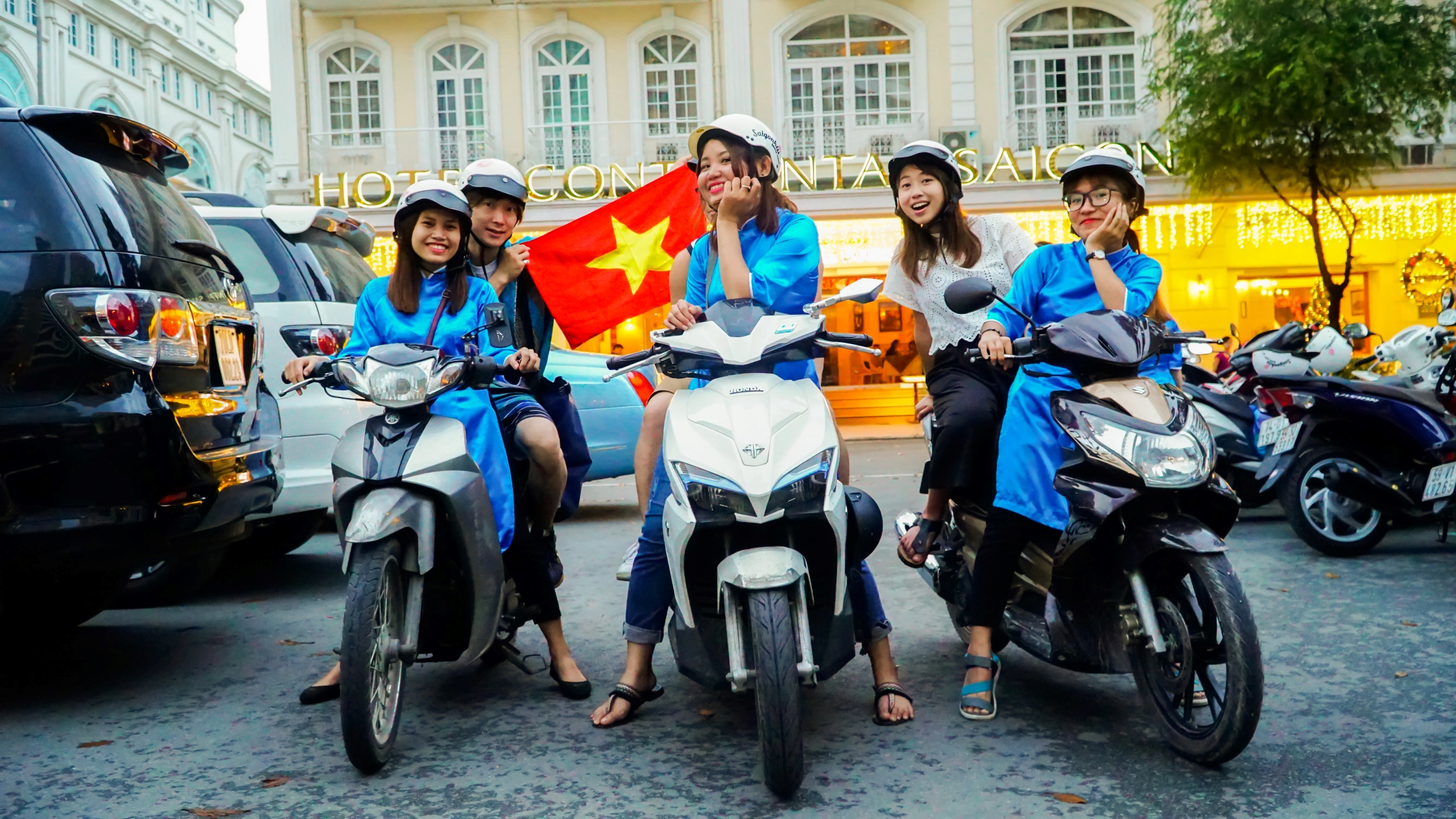 Motorbike Street Food Tour in Ho Chi Minh City with Ao Dai Rider