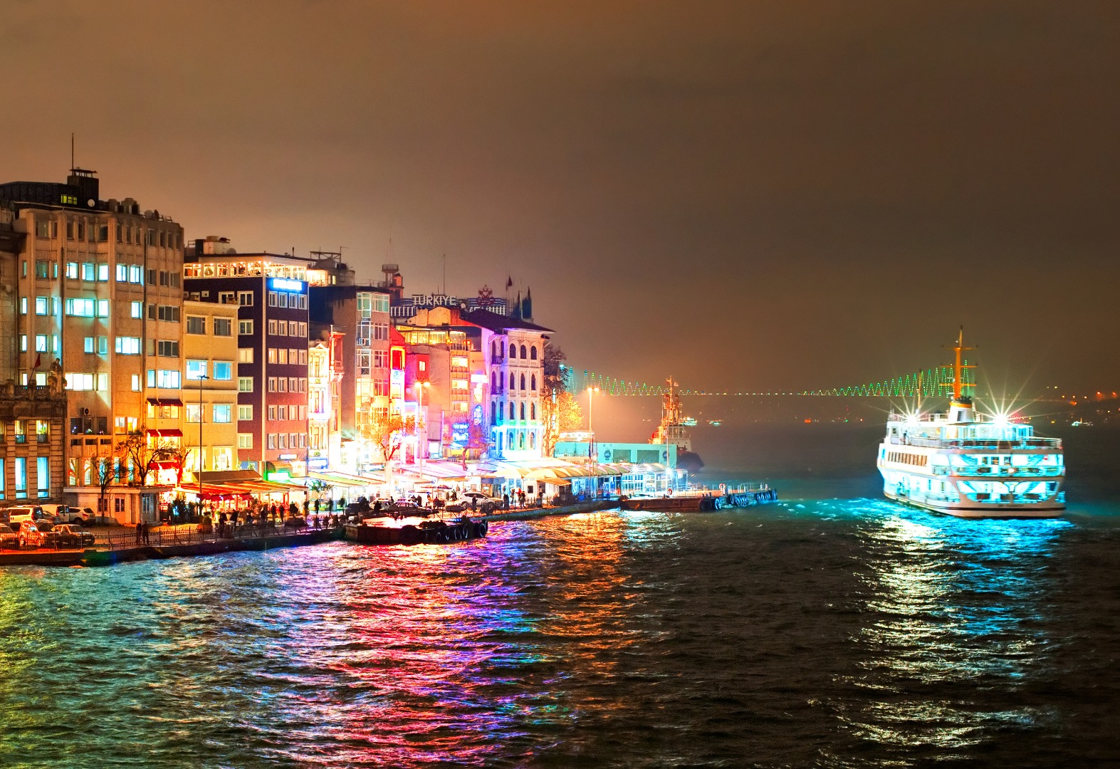 伊斯坦堡博斯普魯斯海峽晚餐遊船＆娛樂表演（含接送）