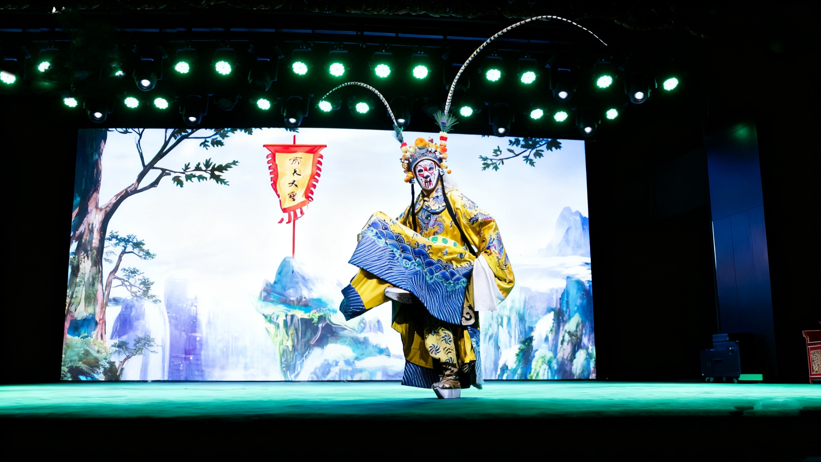 一位飾演美猴王的演員身著黃色戲服,頭戴裝飾著絨球與翎羽的頭冠,臉譜色彩鮮明。他單腿獨立,動作靈動,讓觀眾感受到了孫悟空在花果山的威風凜凜 一位飾演美猴王的演員身著黃色戲服,頭戴裝飾著絨球與翎羽的頭冠,臉譜色彩鮮明。他單腿獨立,動作靈動,讓觀眾感受到了孫悟空在花果山的威風凜凜