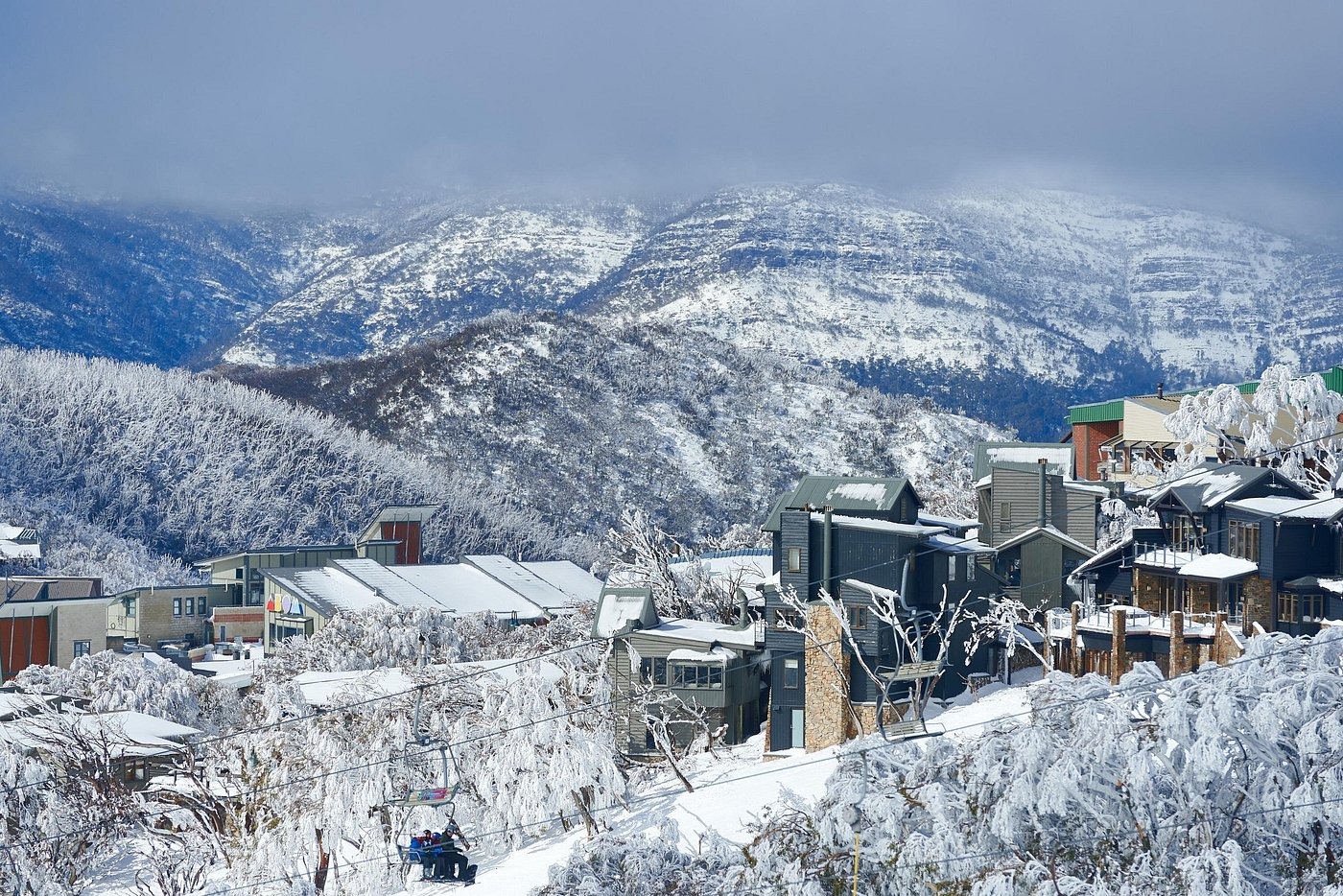 乘坐巴士前往布勒山，享受白雪皚皚的斜坡和清新的山間空氣