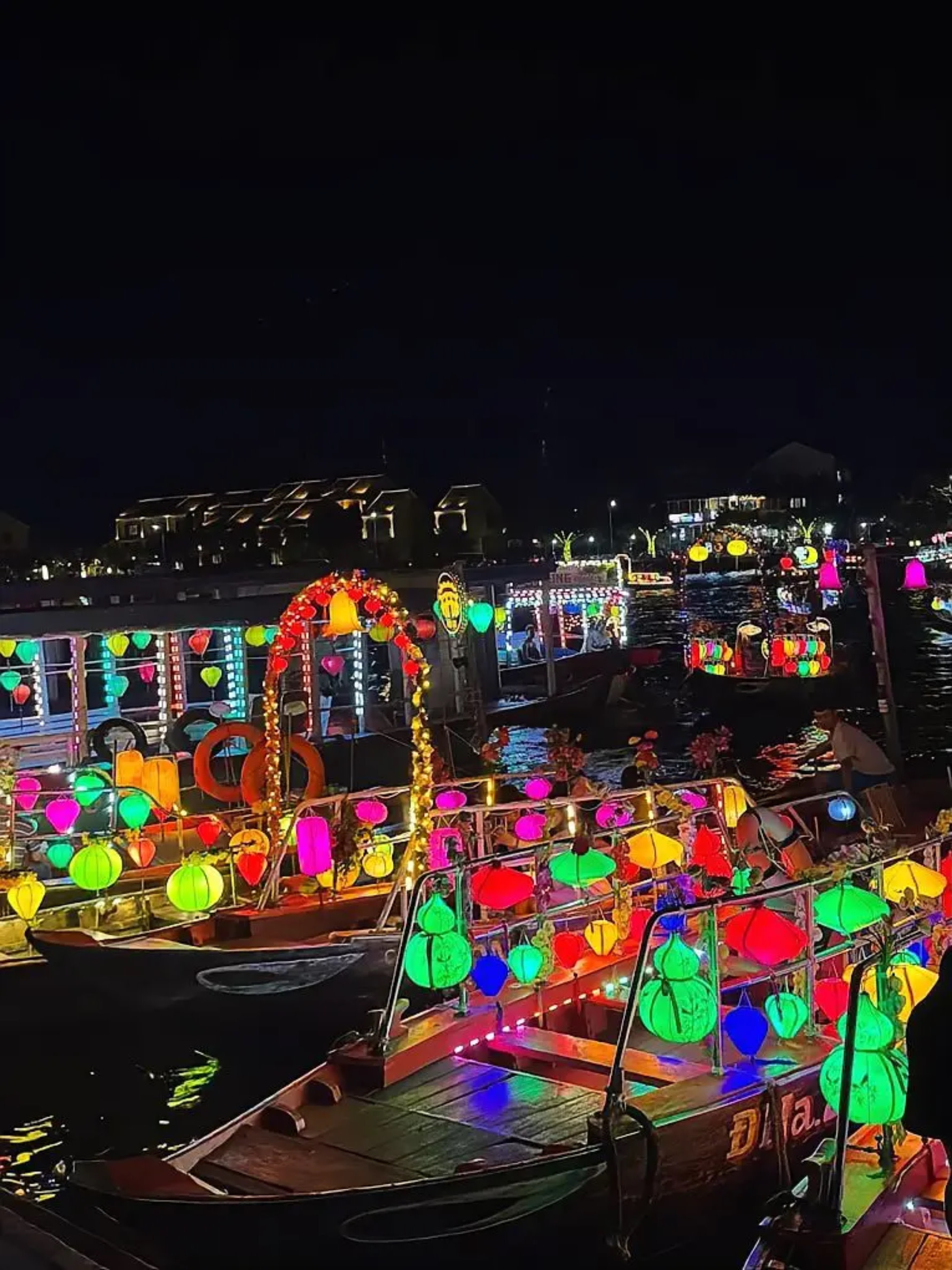Hoi An: Premium Boat Ride & Floating Lantern Making Experience