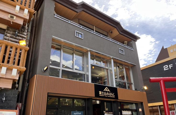 五合目周邊設有觀景平台、紀念品商店與小型神社,可自由散策、拍照留念,並購買富士山限定伴手禮。 五合目周邊設有觀景平台、紀念品商店與小型神社,可自由散策、拍照留念,並購買富士山限定伴手禮。